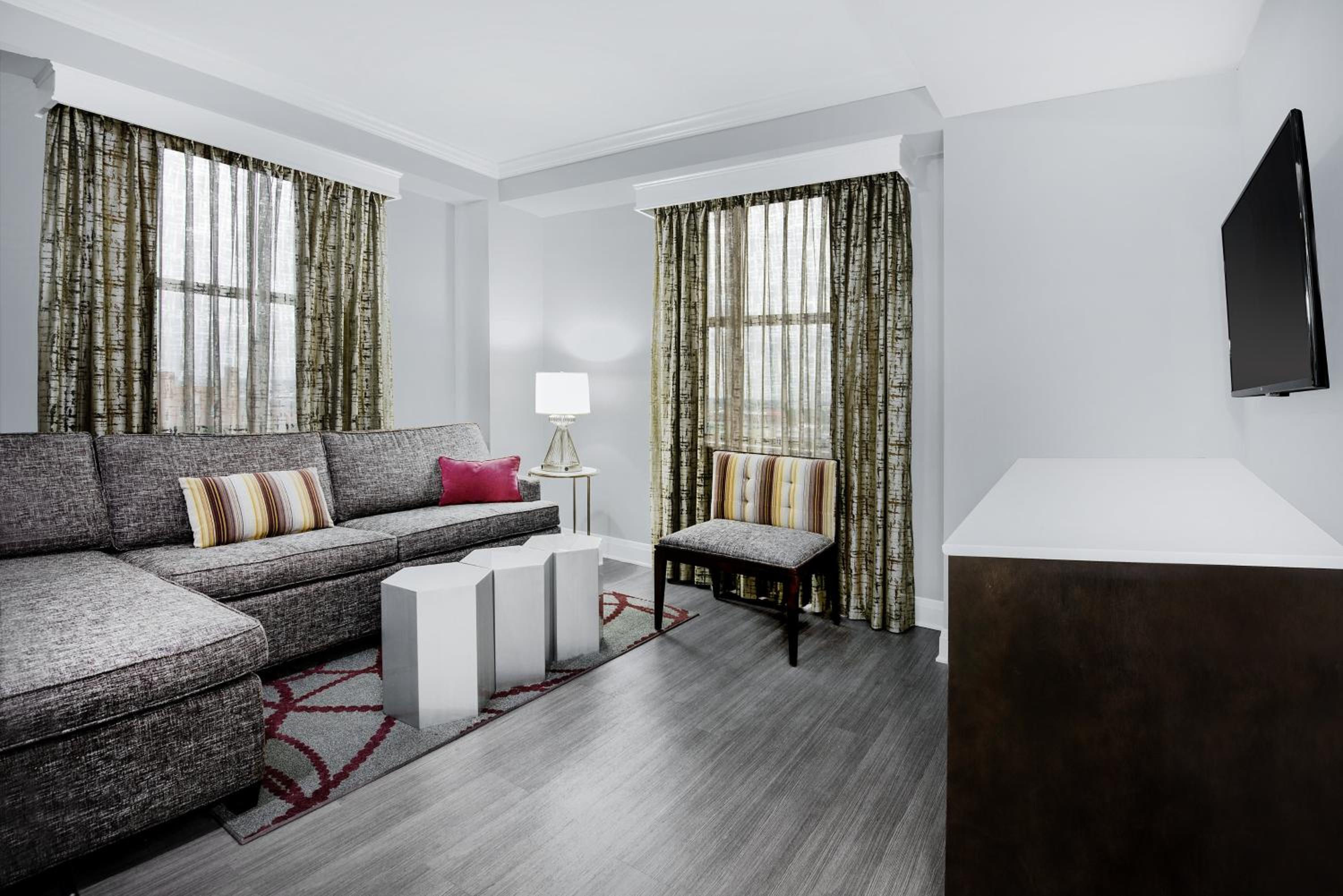Queen Suite at Hotel Indigo Dallas Downtown by IHG in Dallas