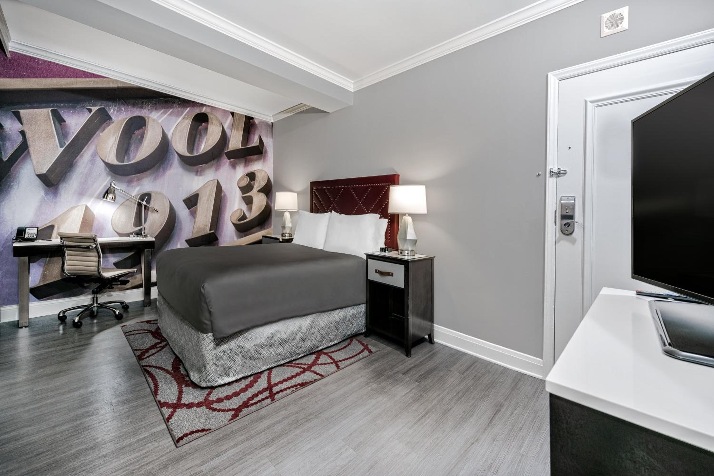 Standard Queen Room with Roll-in Shower - Mobility Access - Photo 2