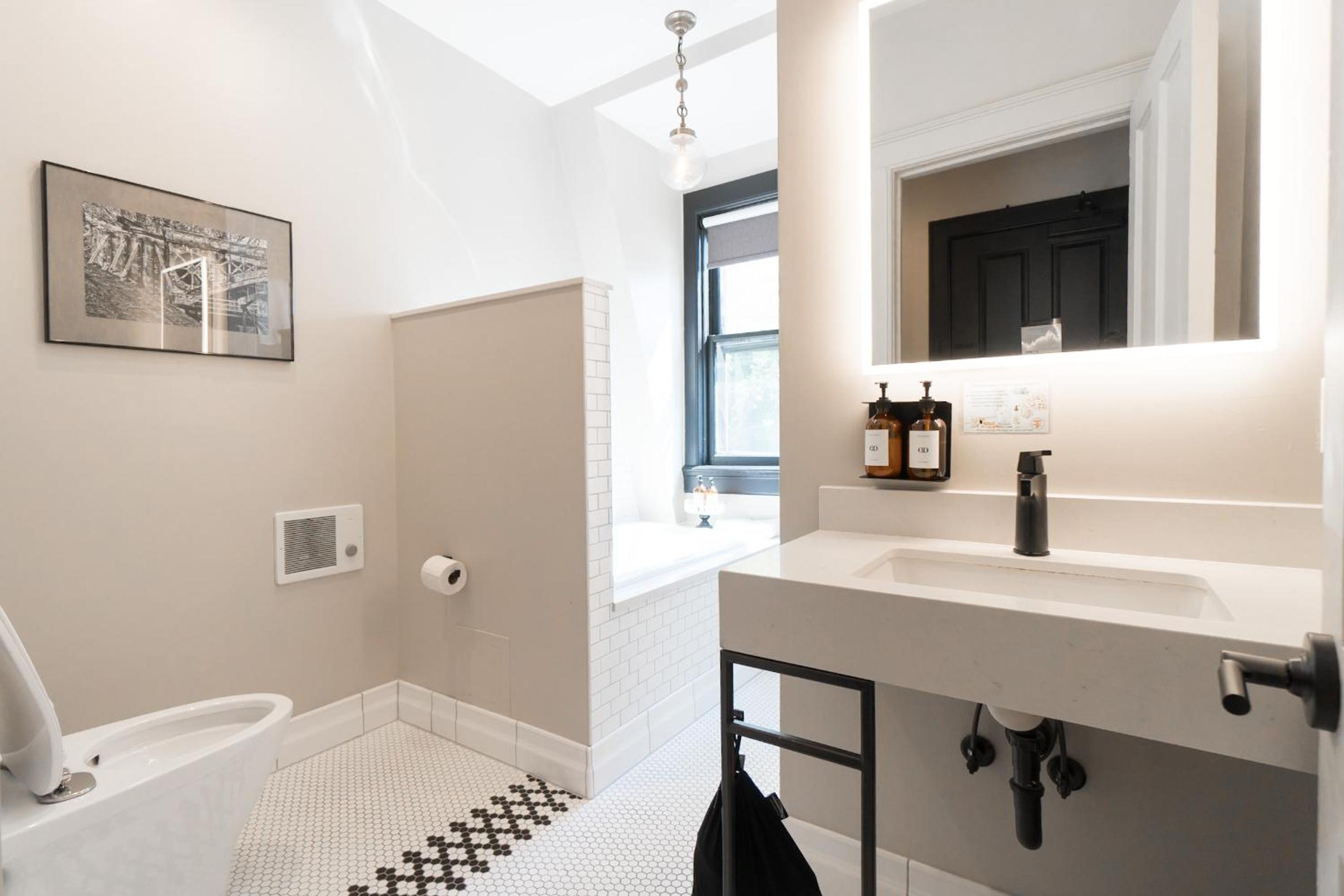 Three-Bedroom Suite - Photo 3