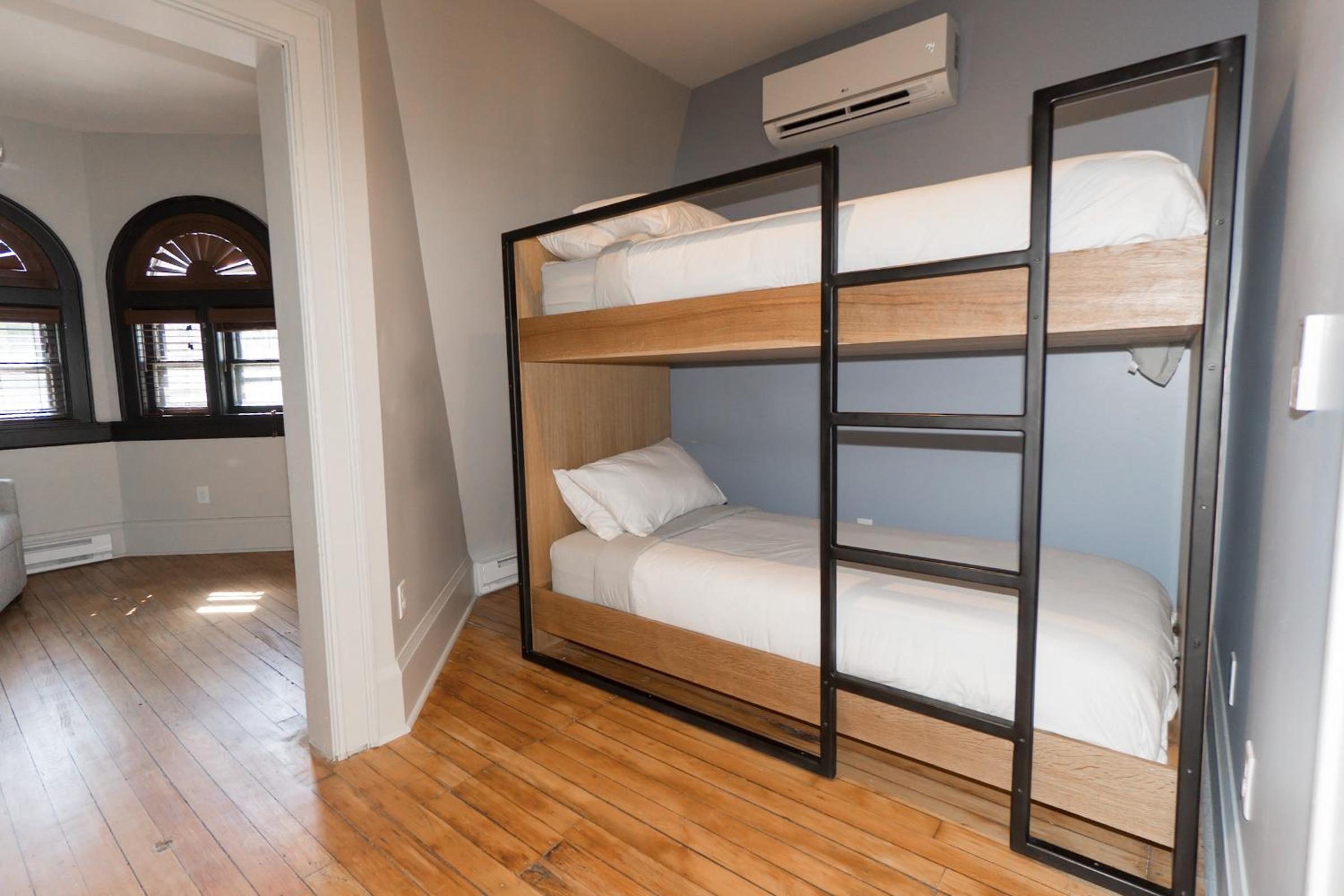 Three-Bedroom Suite - Photo 4