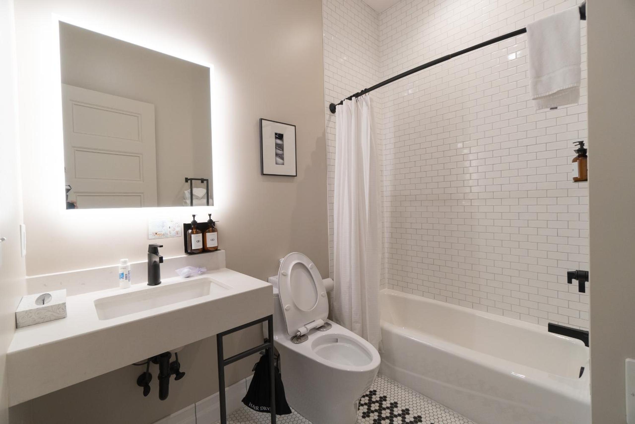 Queen Suite - Photo 3