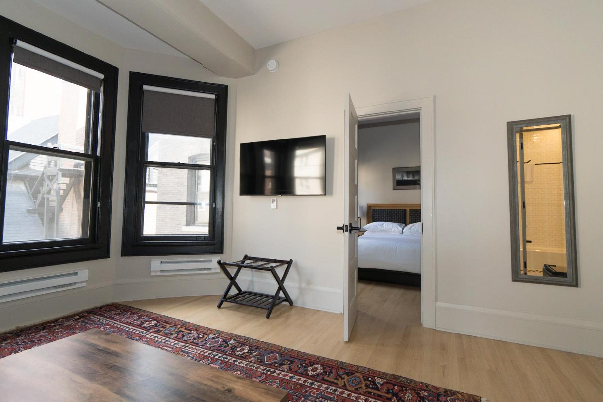Queen Suite - Photo 2