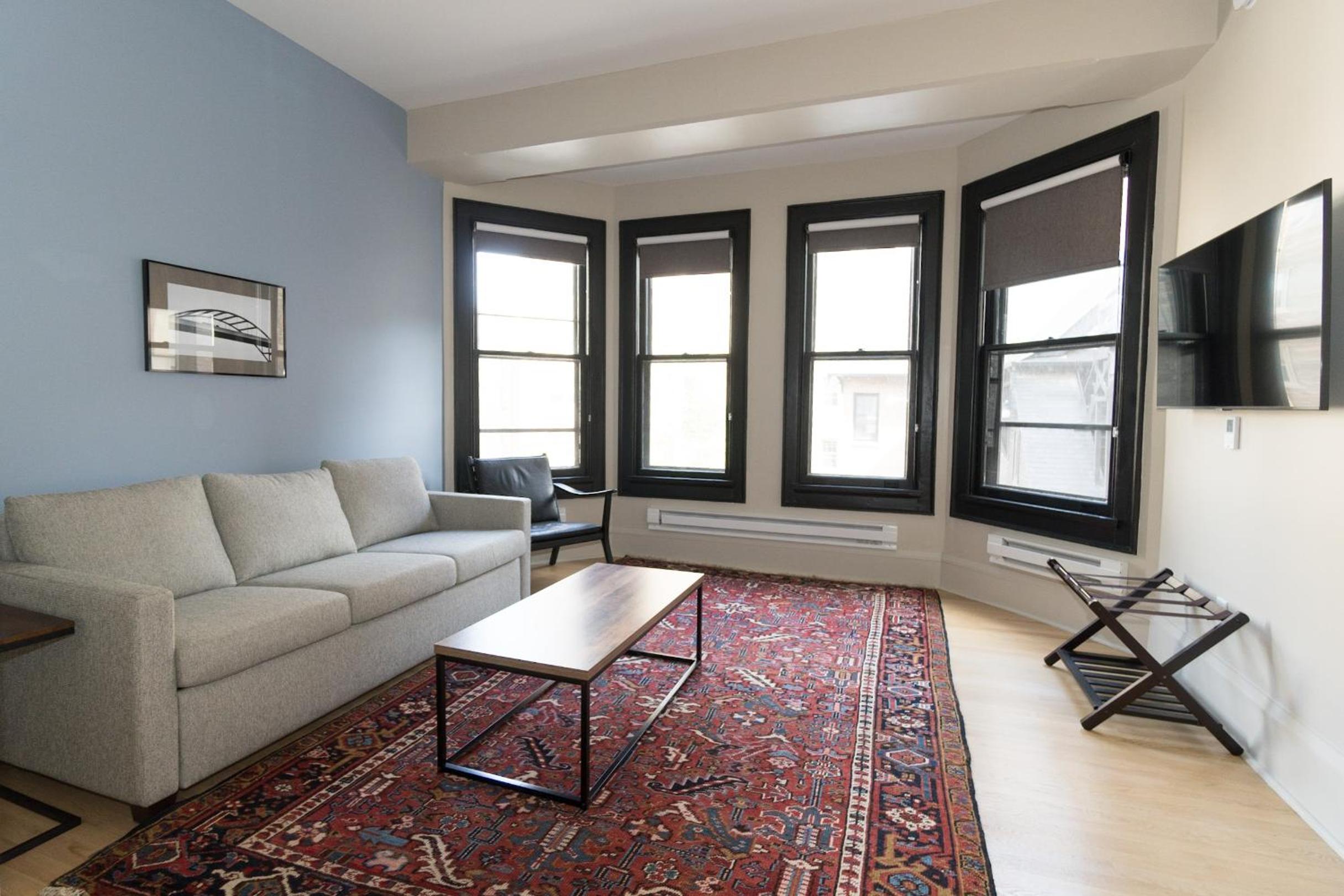 Queen Suite - Photo 1
