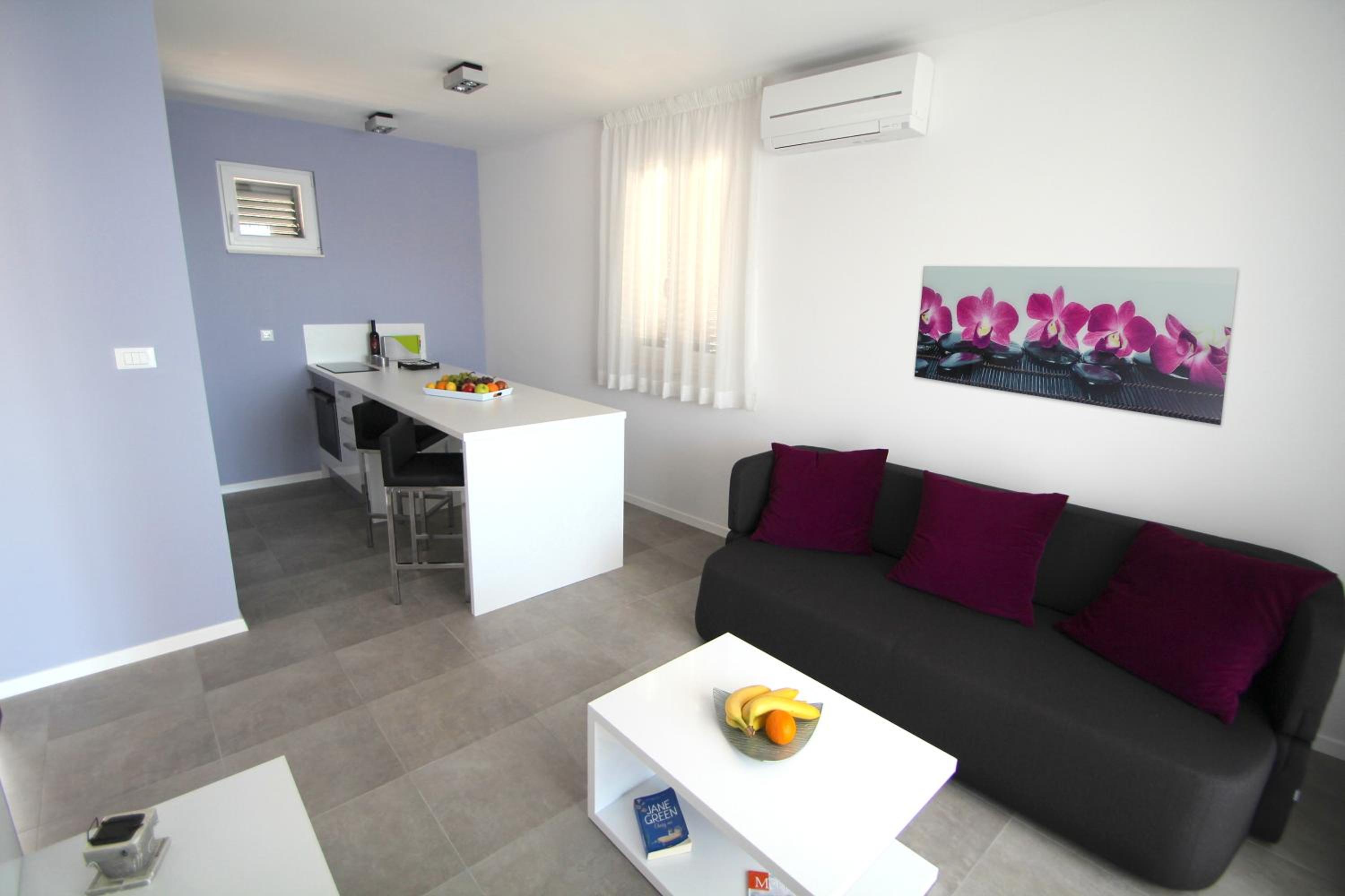 Comfort Two-Bedroom Apartment with Terrace and Sea View photo 1