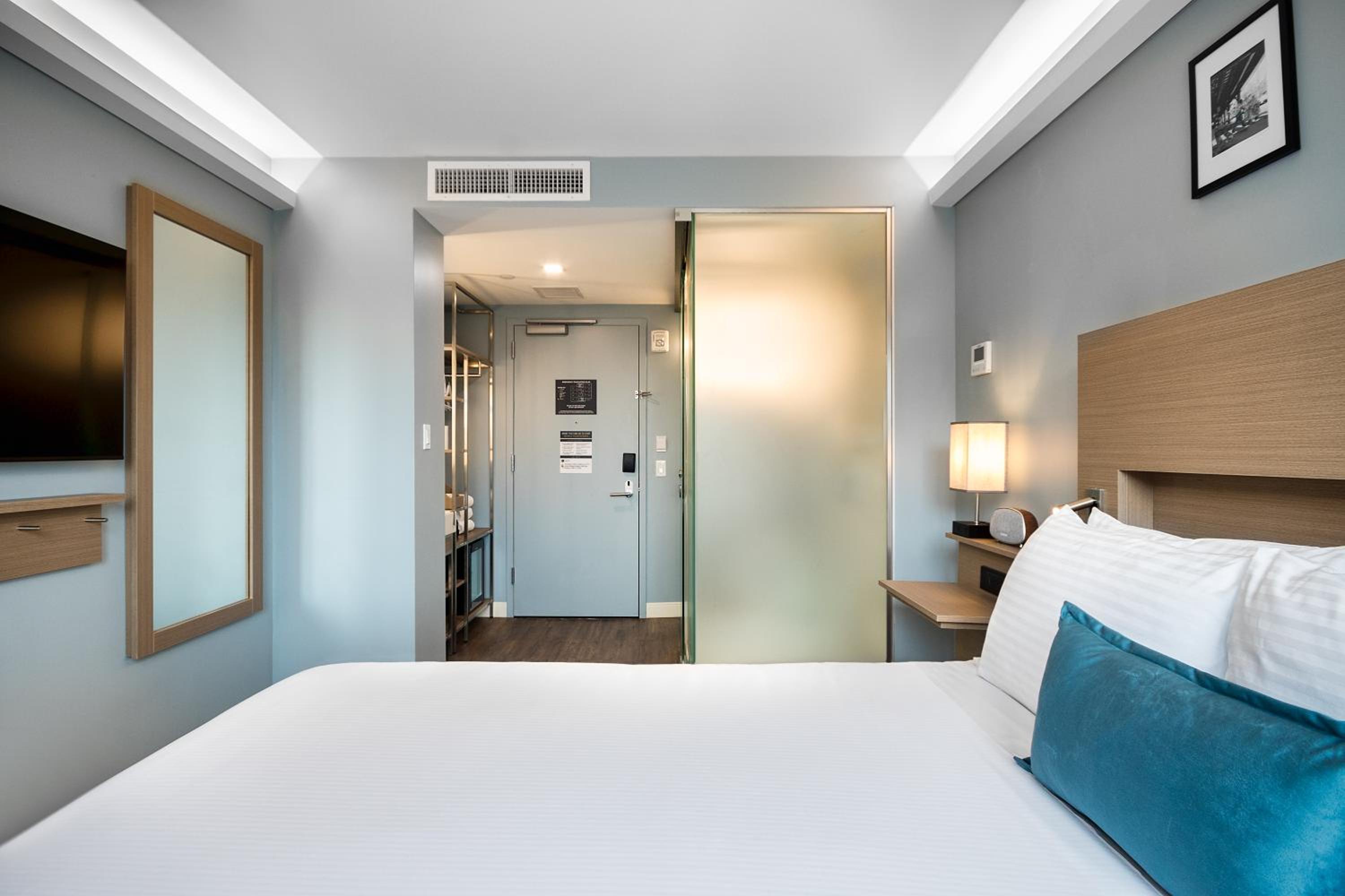 Deluxe Queen Room - Non-Smoking - Photo 13