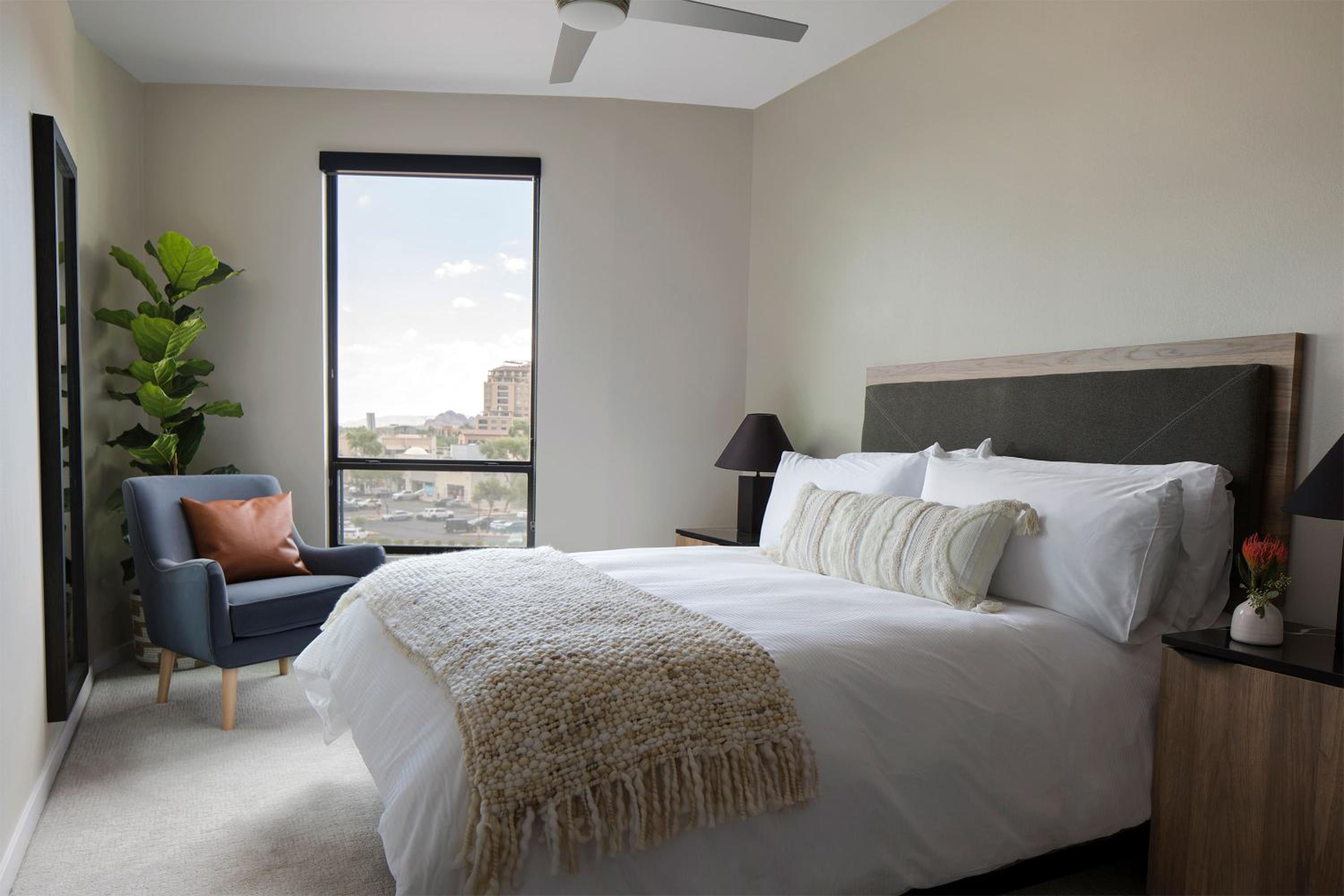 Designer Furnished 2 Bedroom Apt in Old Town - Photo 6