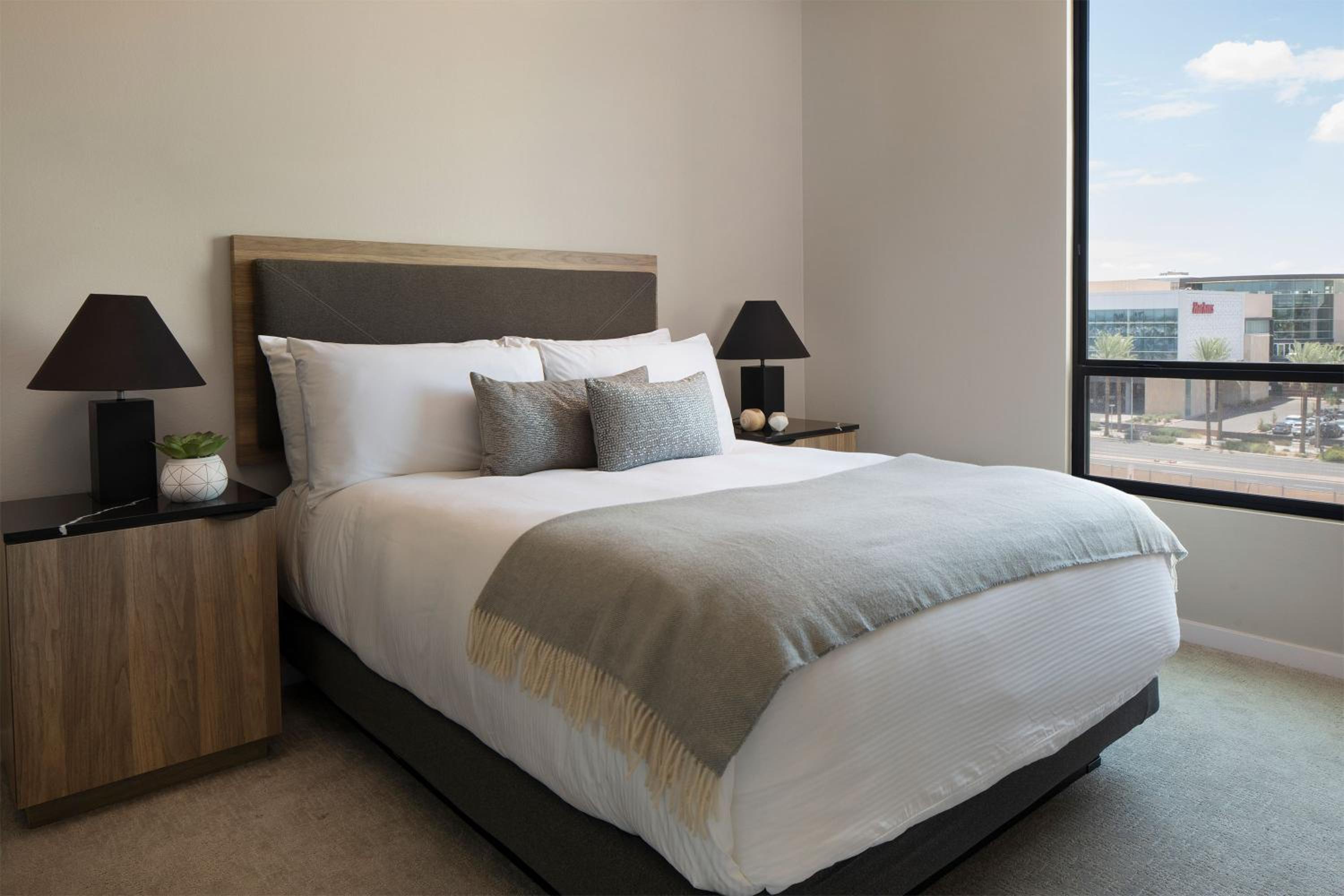 Designer Furnished 1 Bedroom Apt in Old Town - Photo 2