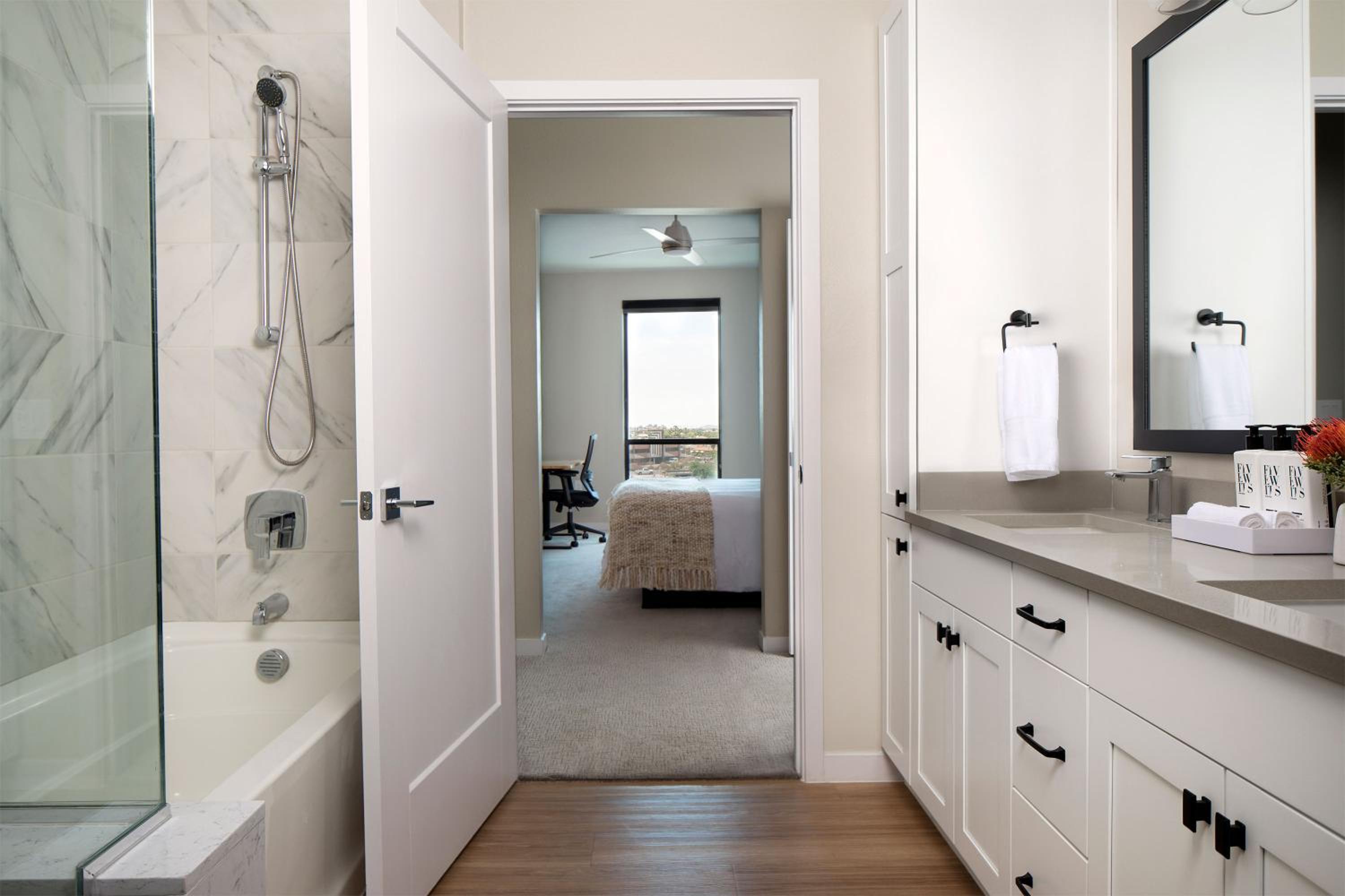 Designer Furnished 2 Bedroom Apt in Old Town - Photo 2