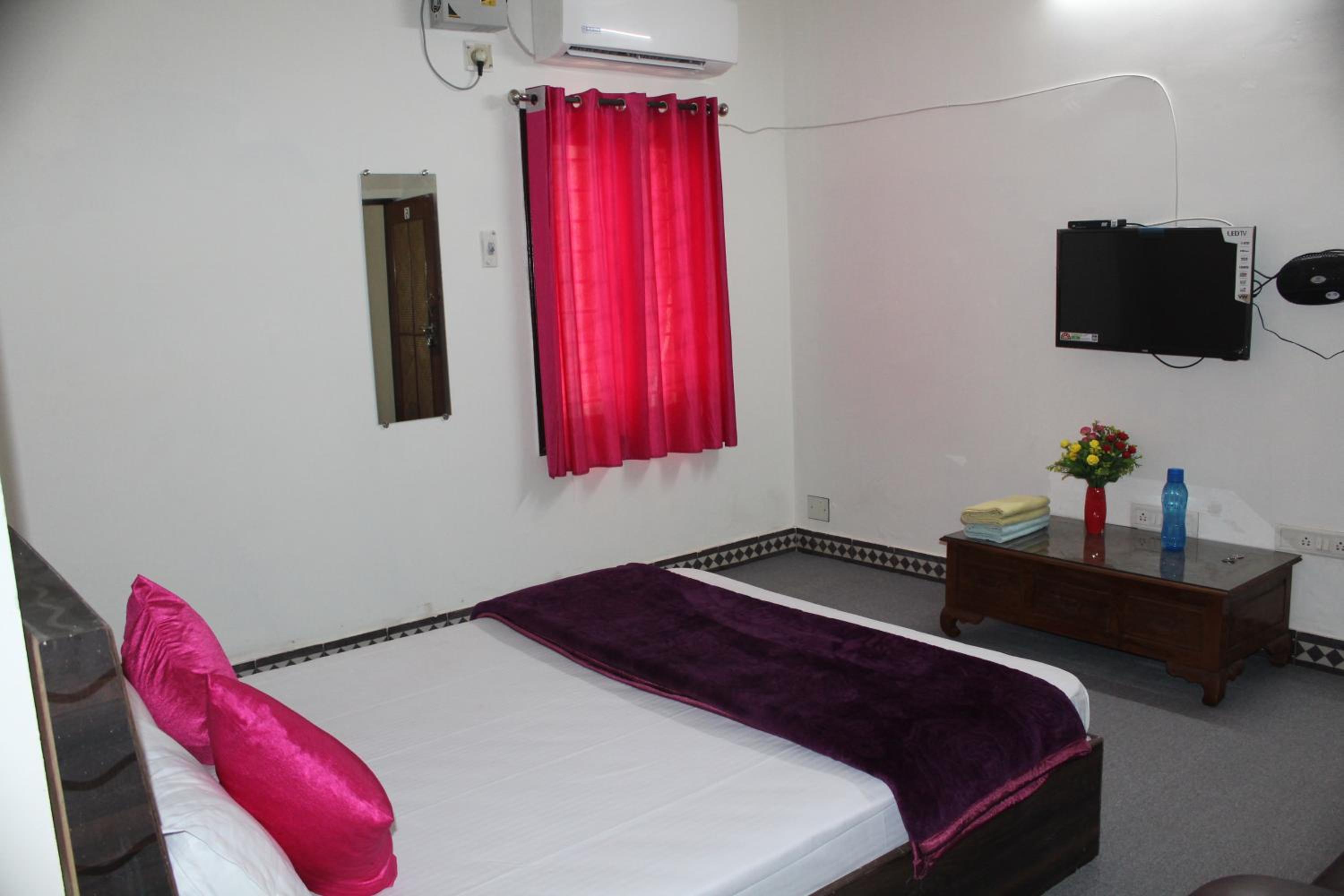 Economy Double Room photo 2