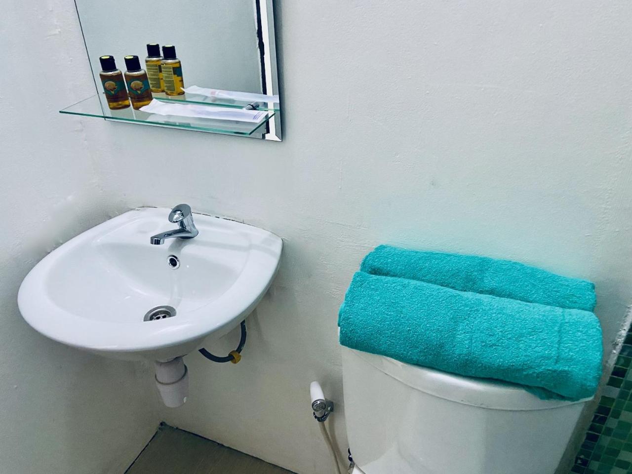 Double Room with Private Bathroom - Photo 15