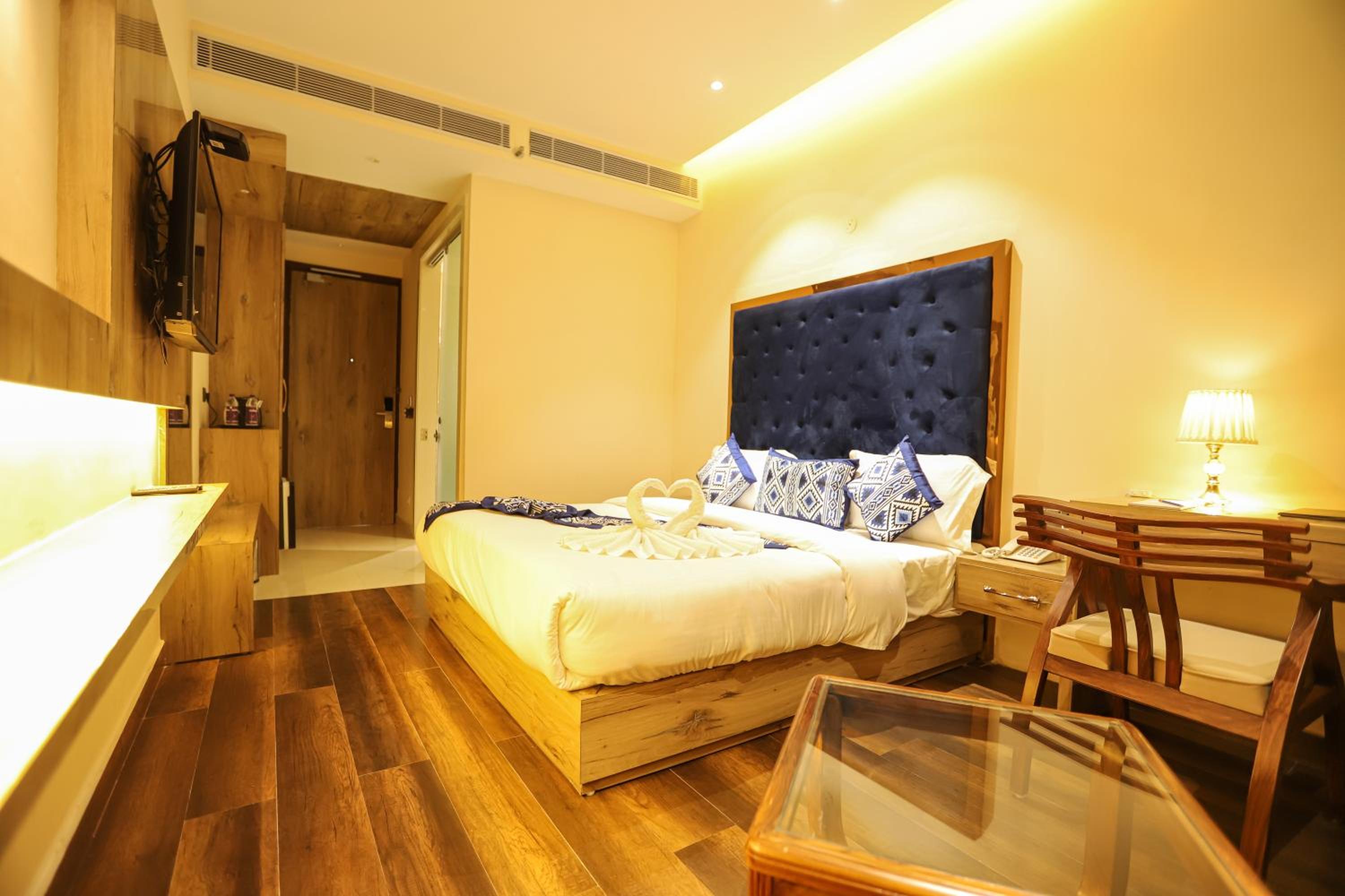 Deluxe Room - Photo 5