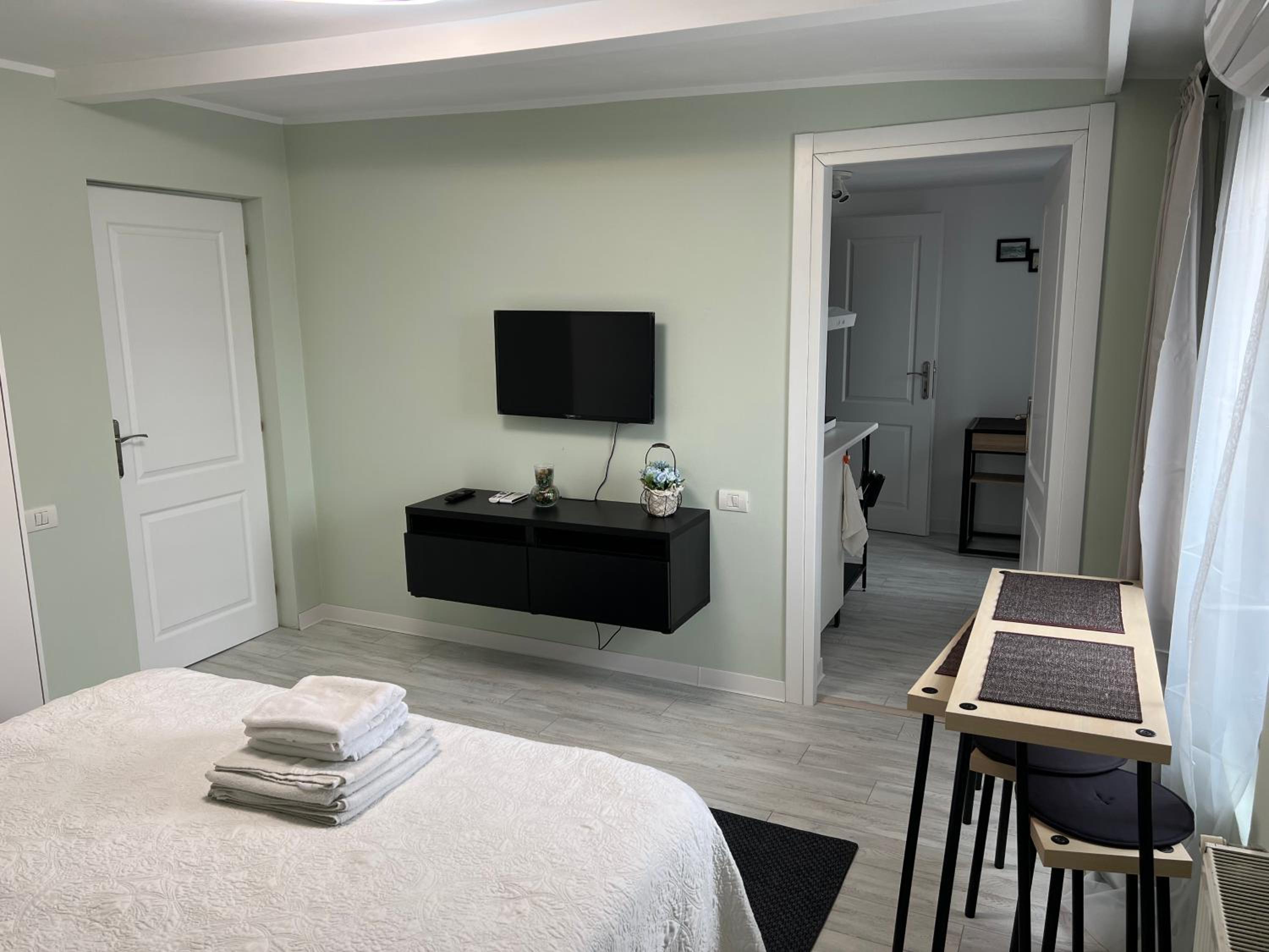 Standard Double Room - Photo 11