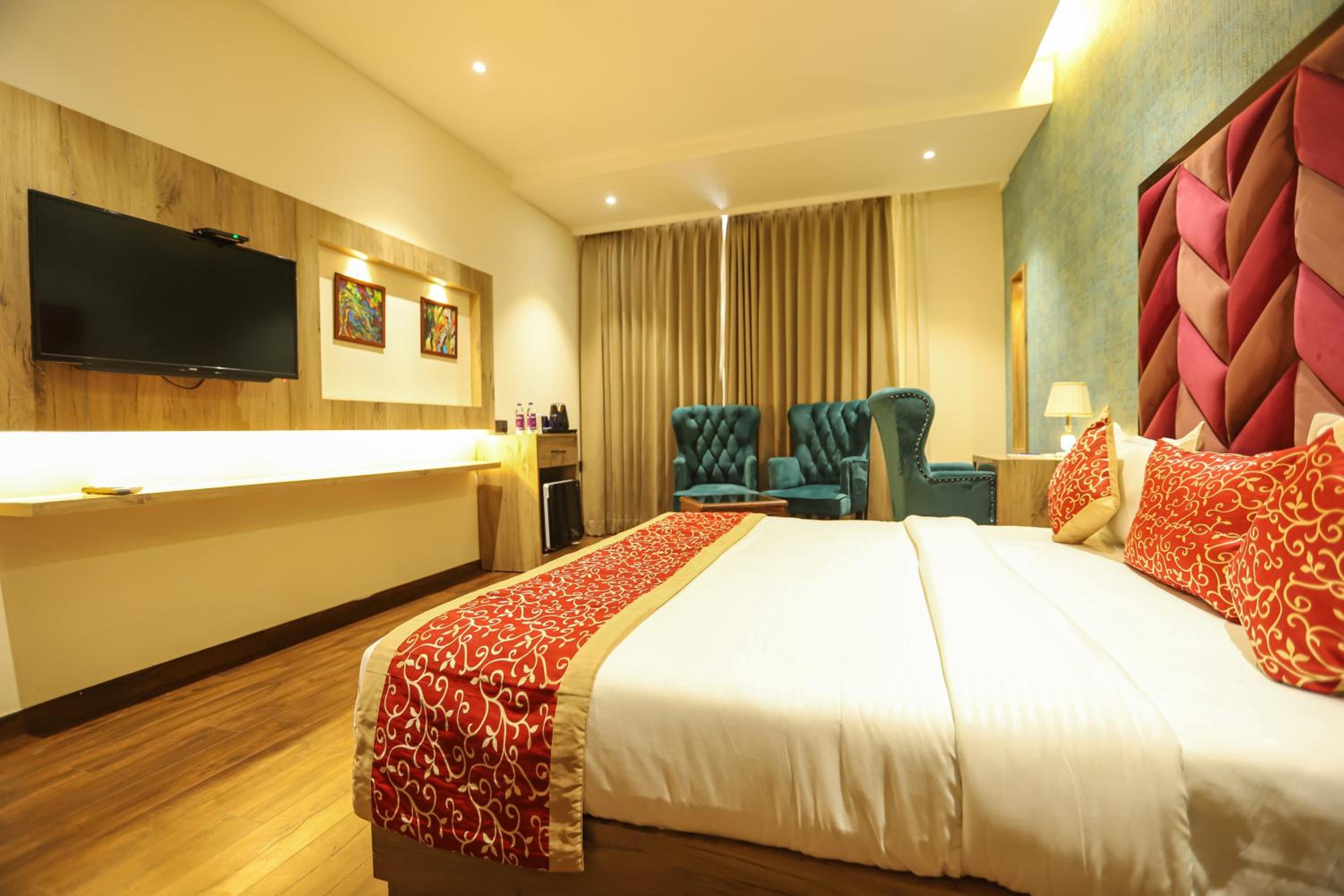 Suite with City View - Photo 11