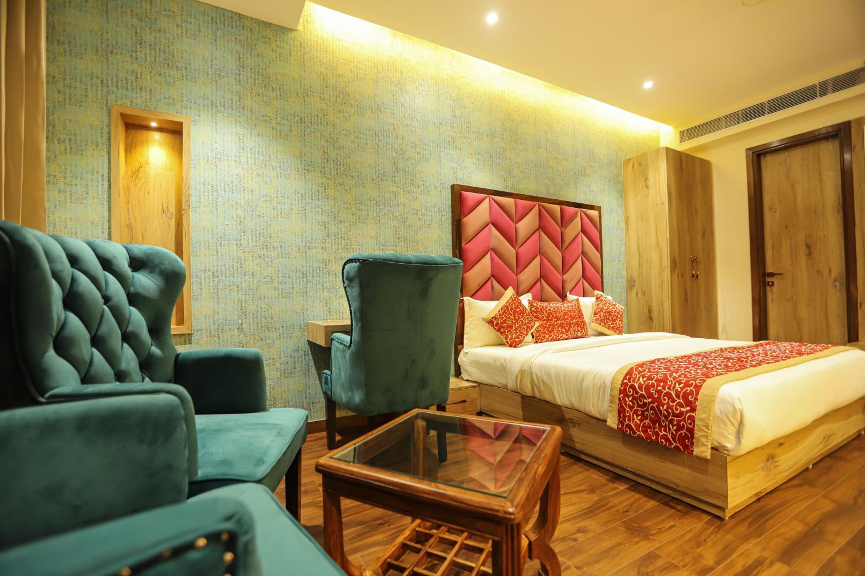 Suite with City View - Photo 15