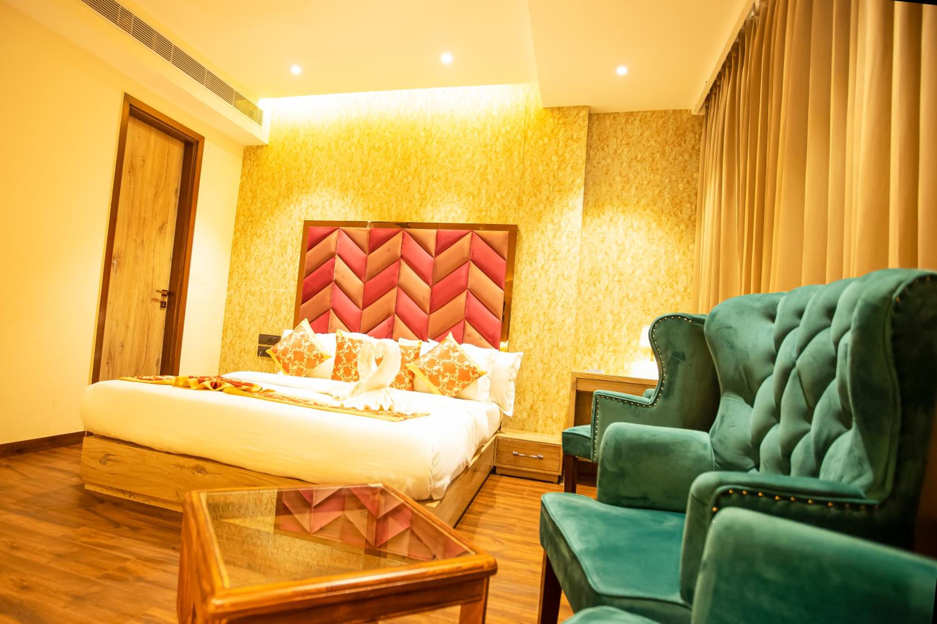 Suite with City View - Photo 13