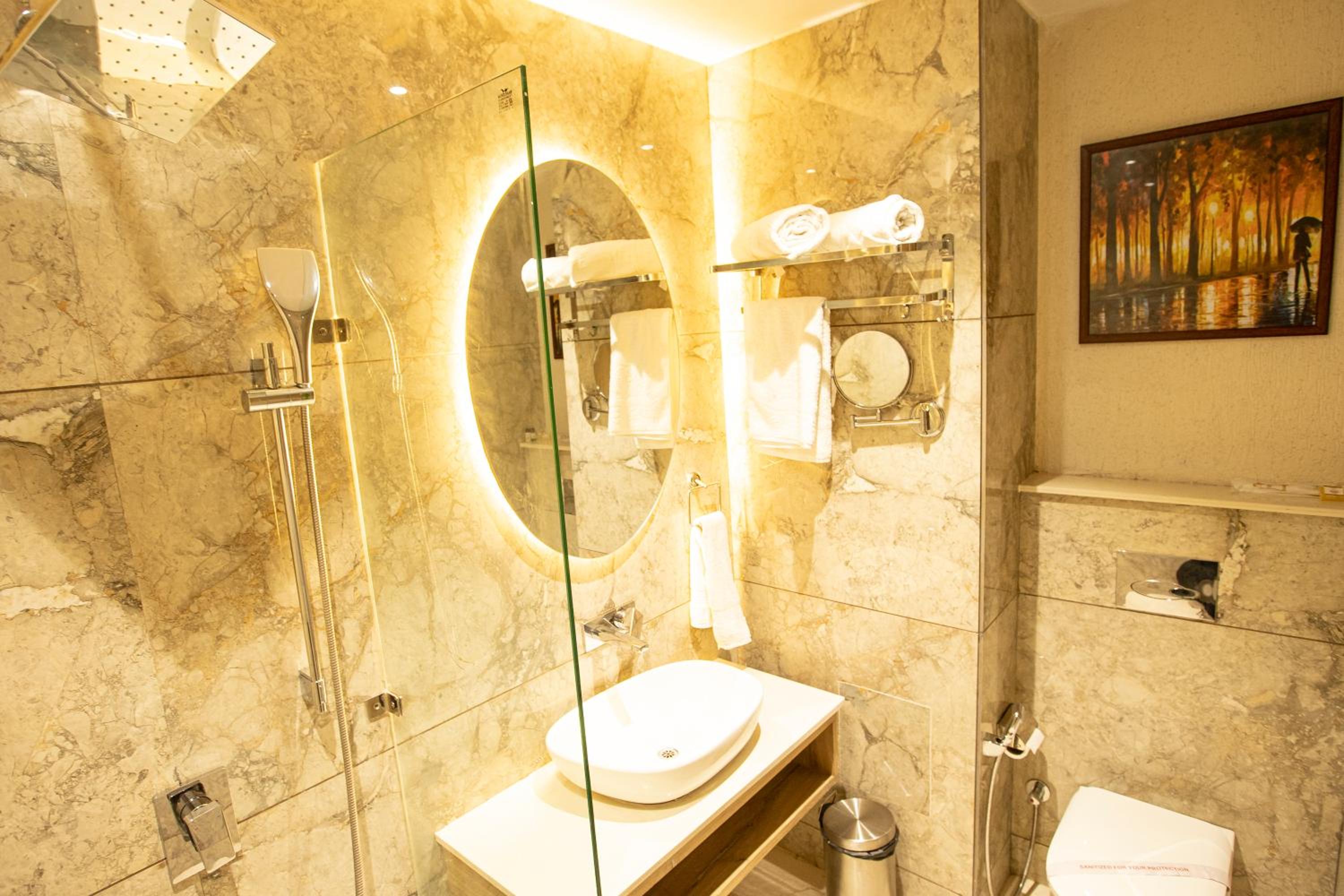 Suite with City View - Photo 9