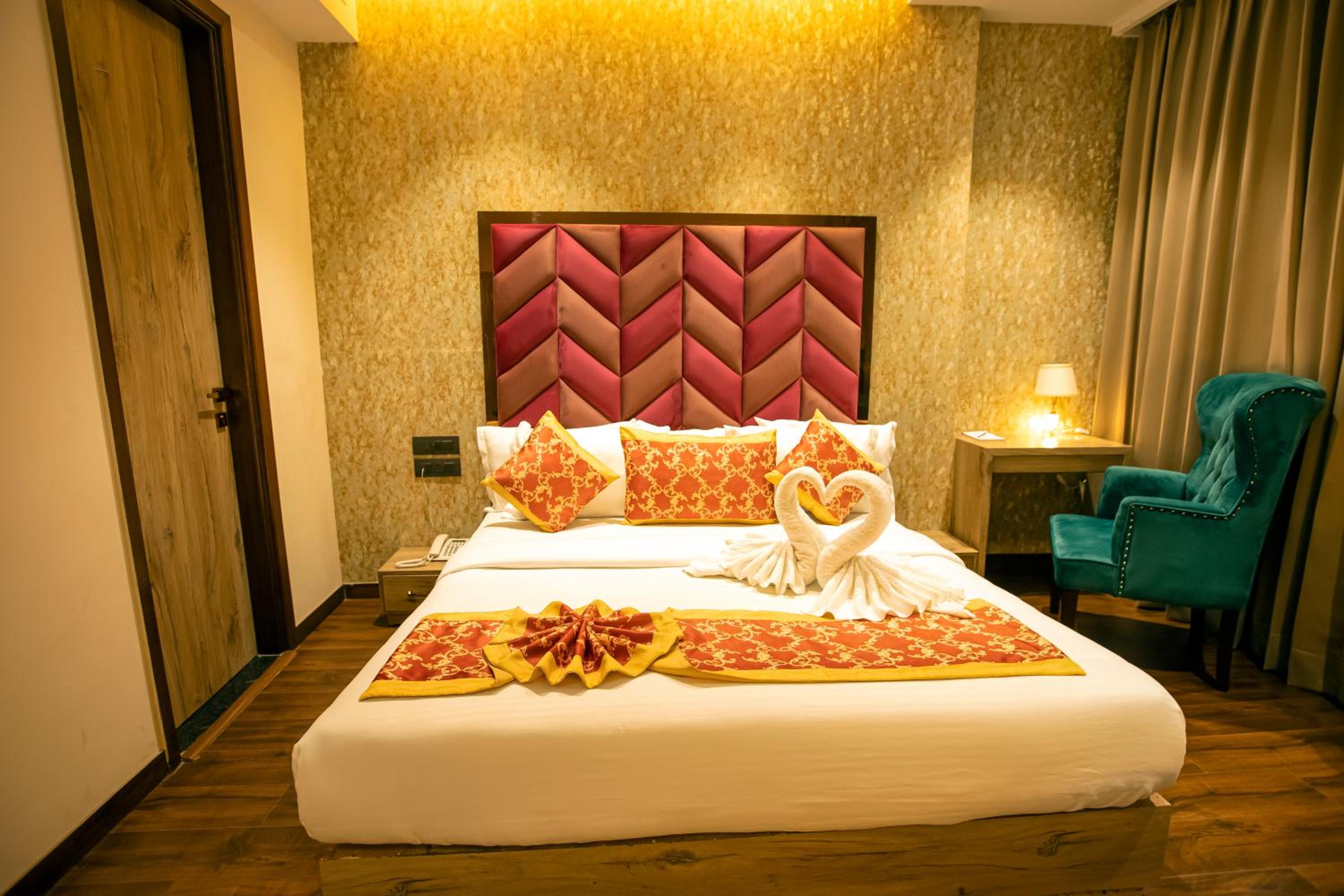 Suite with City View - Photo 14