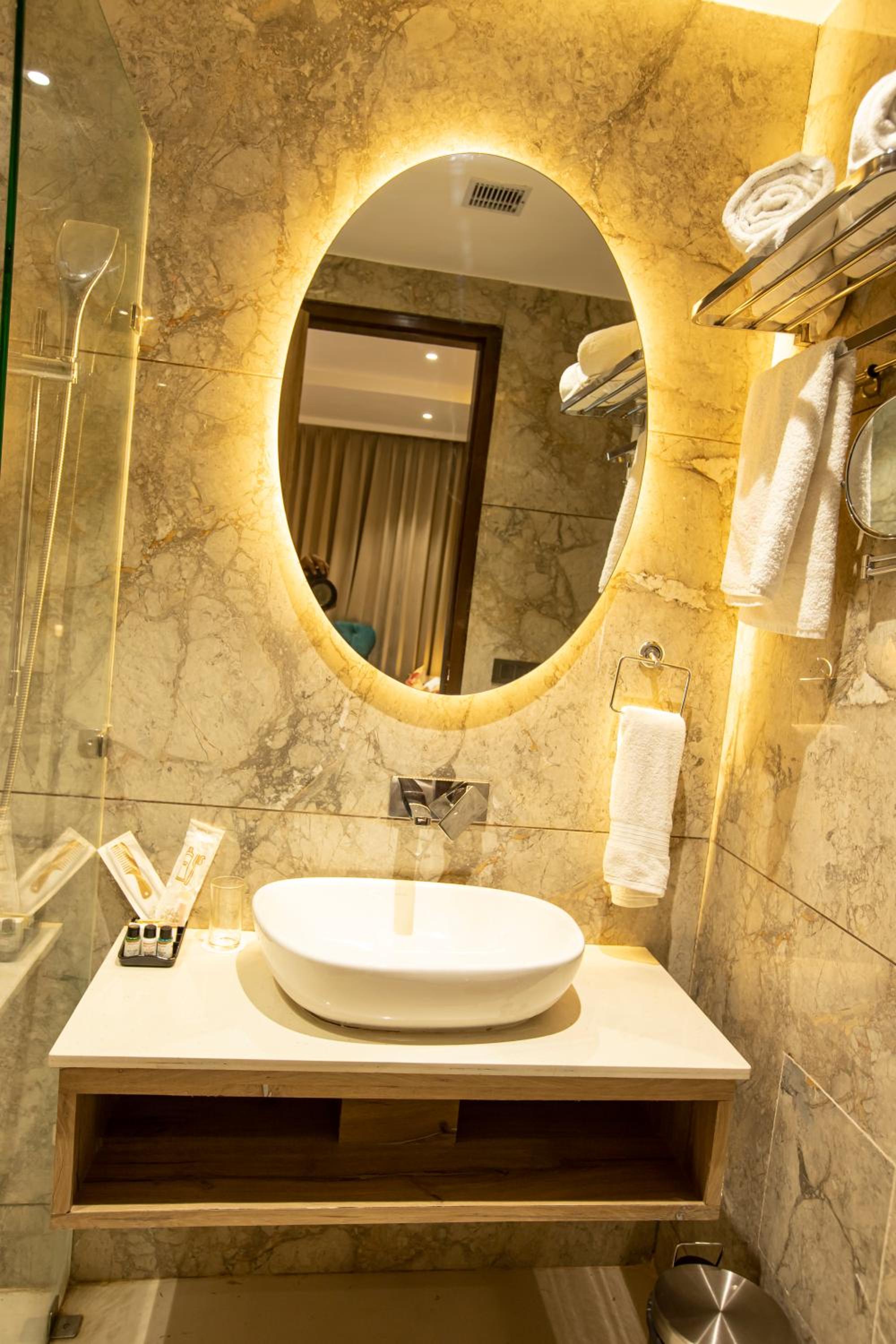 Suite with City View - Photo 7