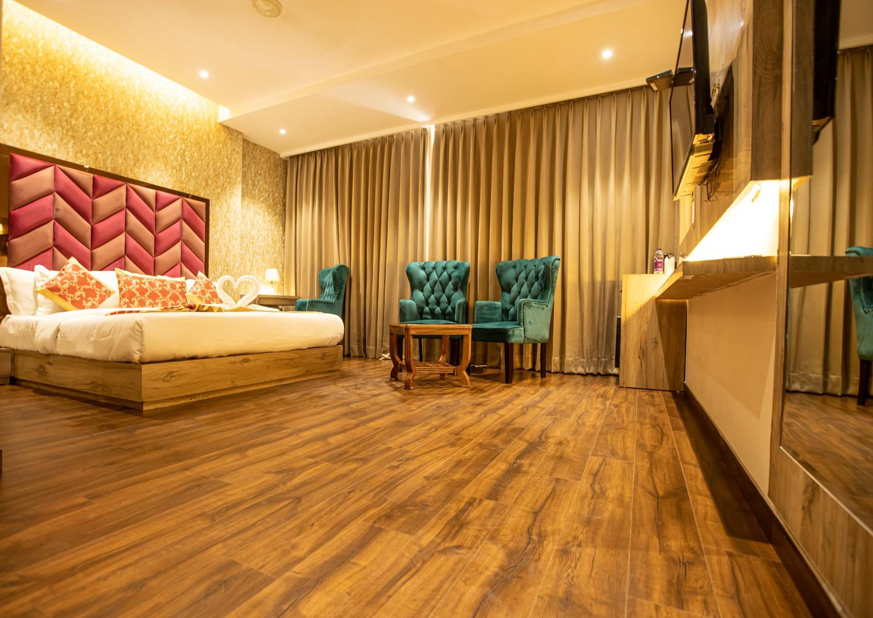 Suite with City View - Photo 12