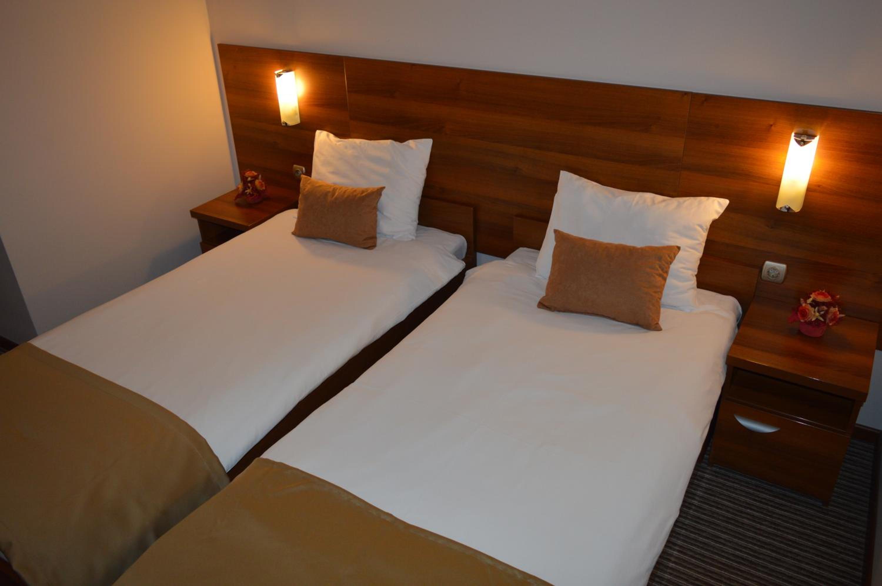 Twin Room - Photo 16