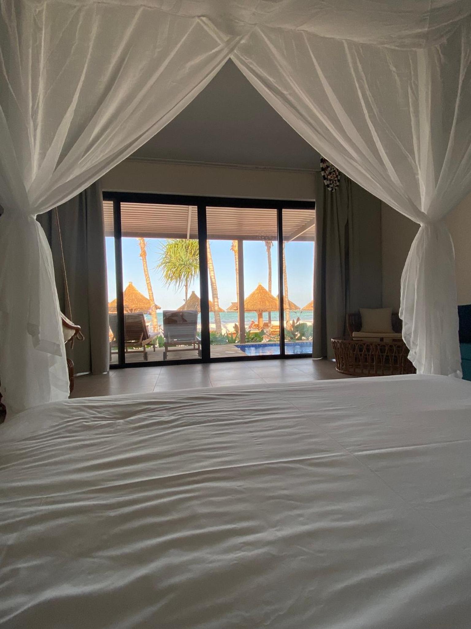 Honeymoon Suite with Private Pool - Photo 9