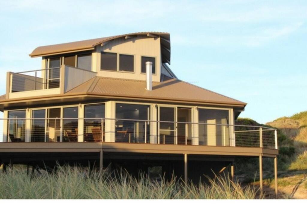 Three-Bedroom House photo 3