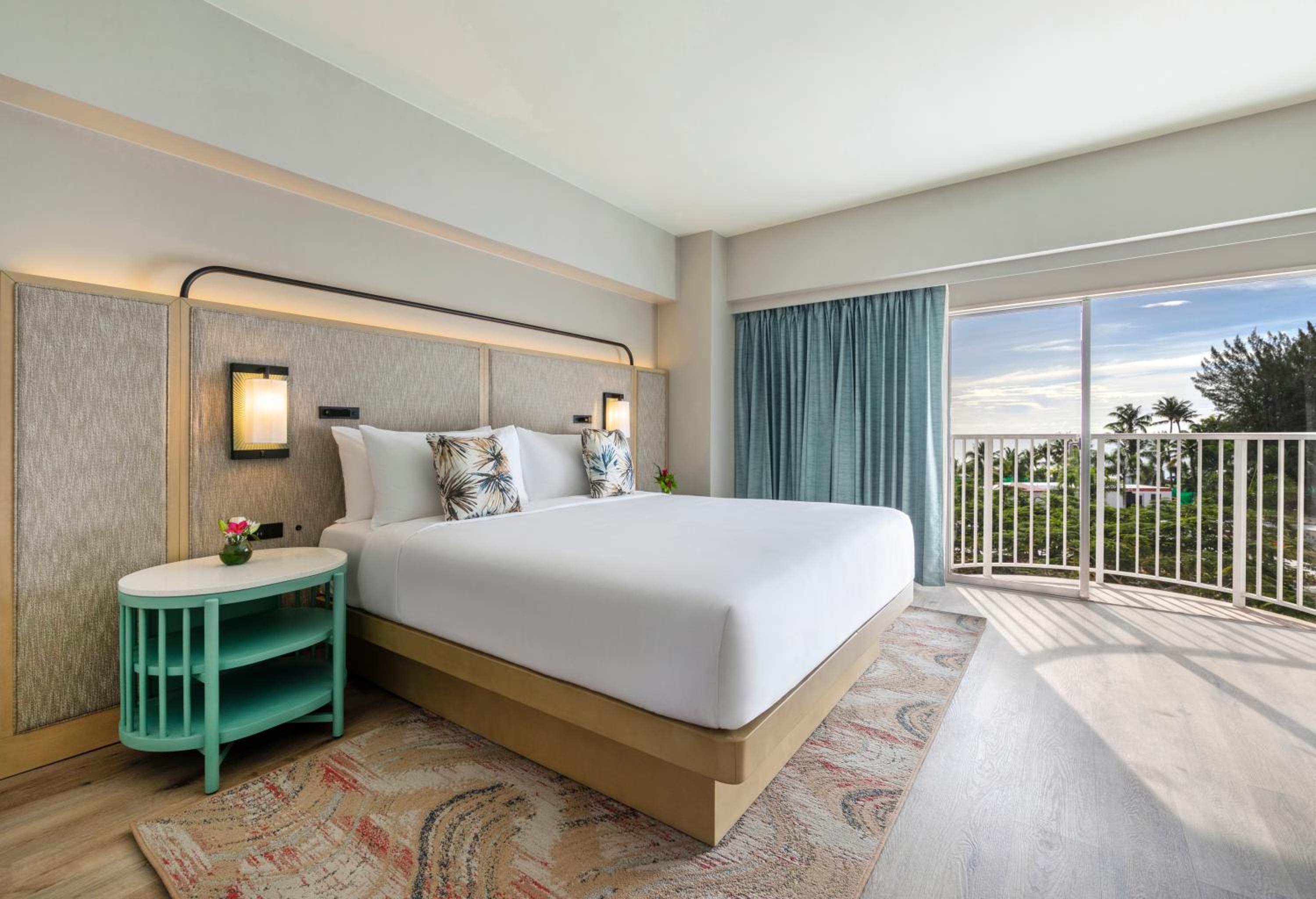 Premium King Room with Bunk Bed - Photo 2