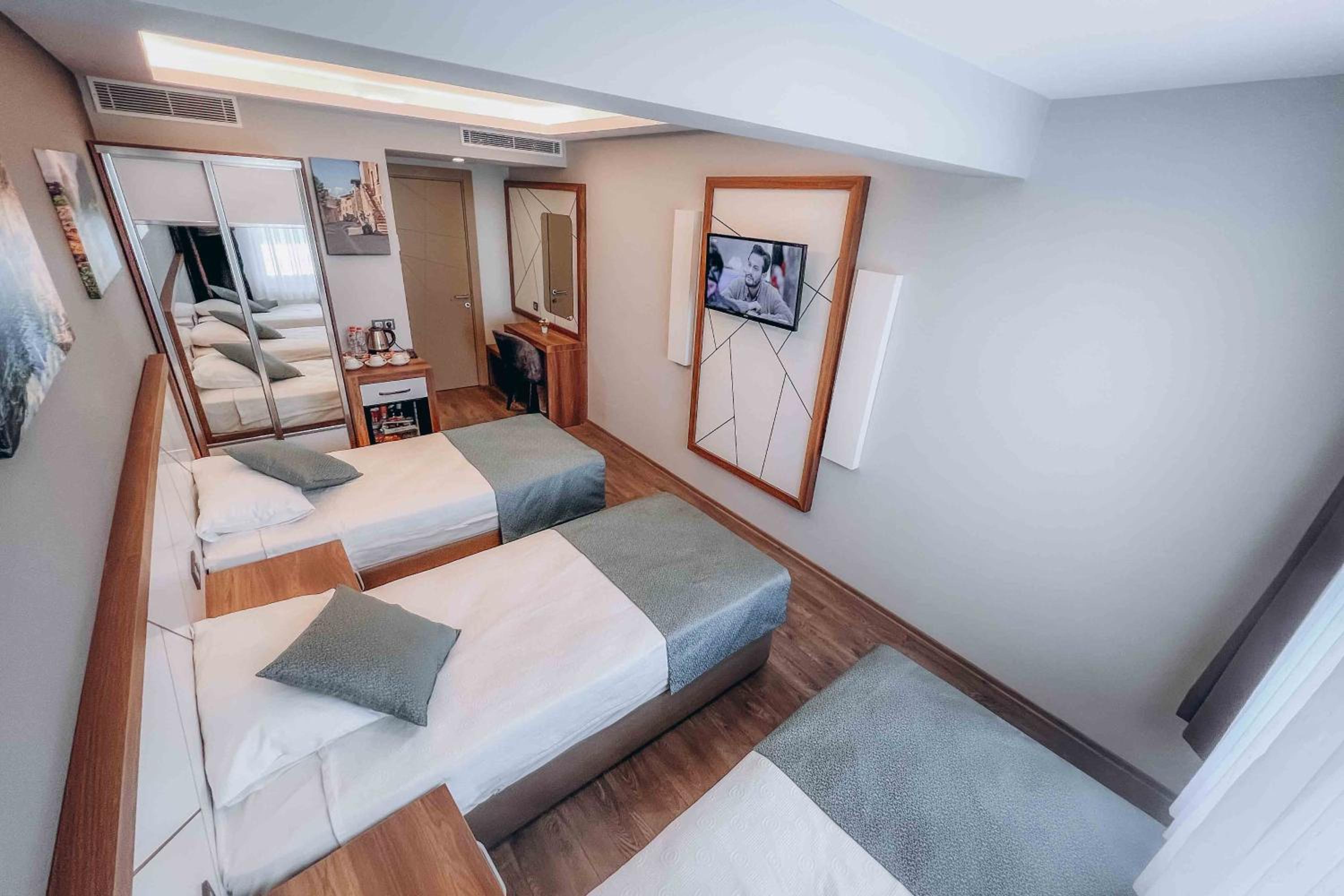 Triple Room thumbnail 6