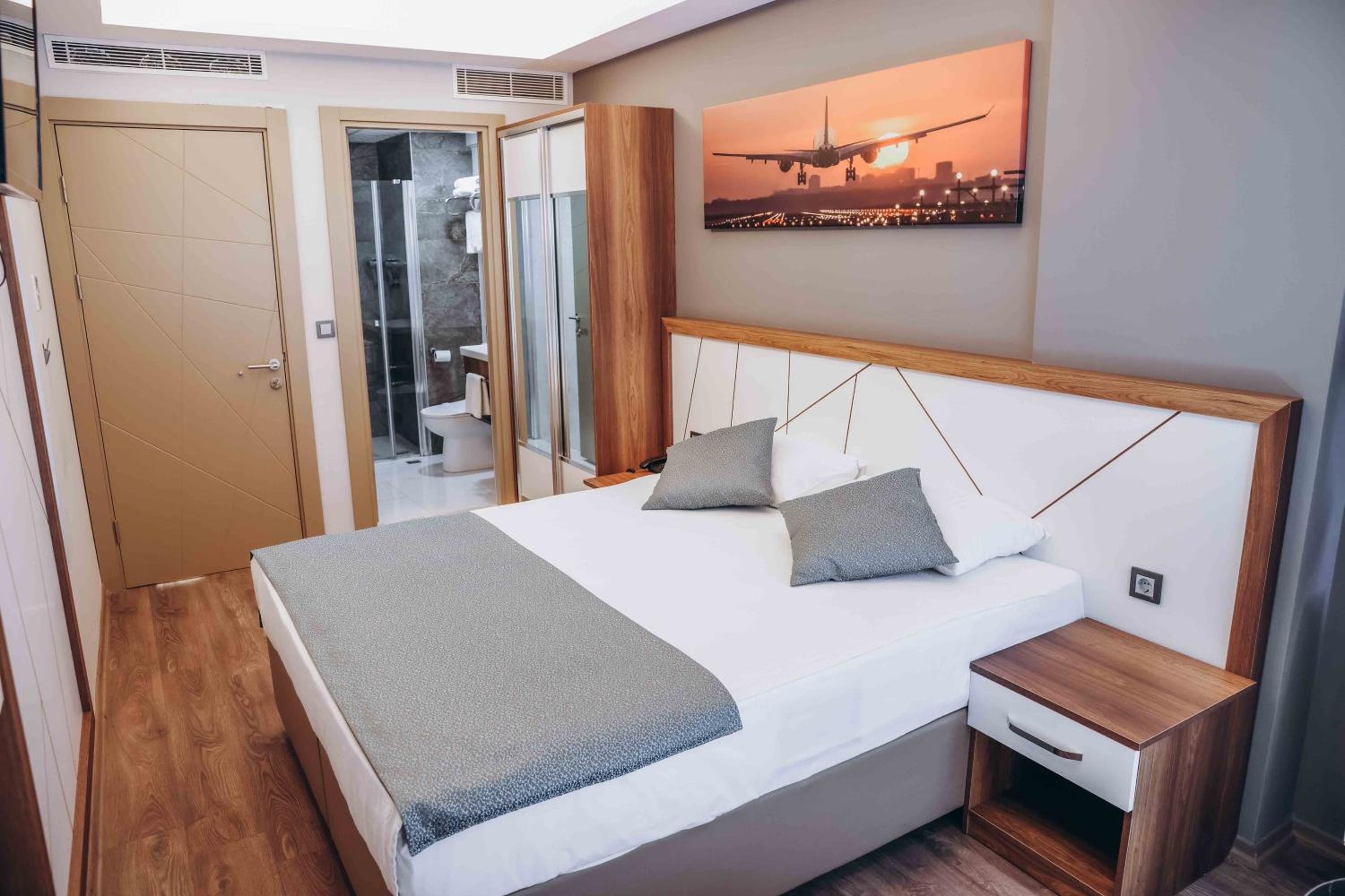 Standard Double Room thumbnail 6