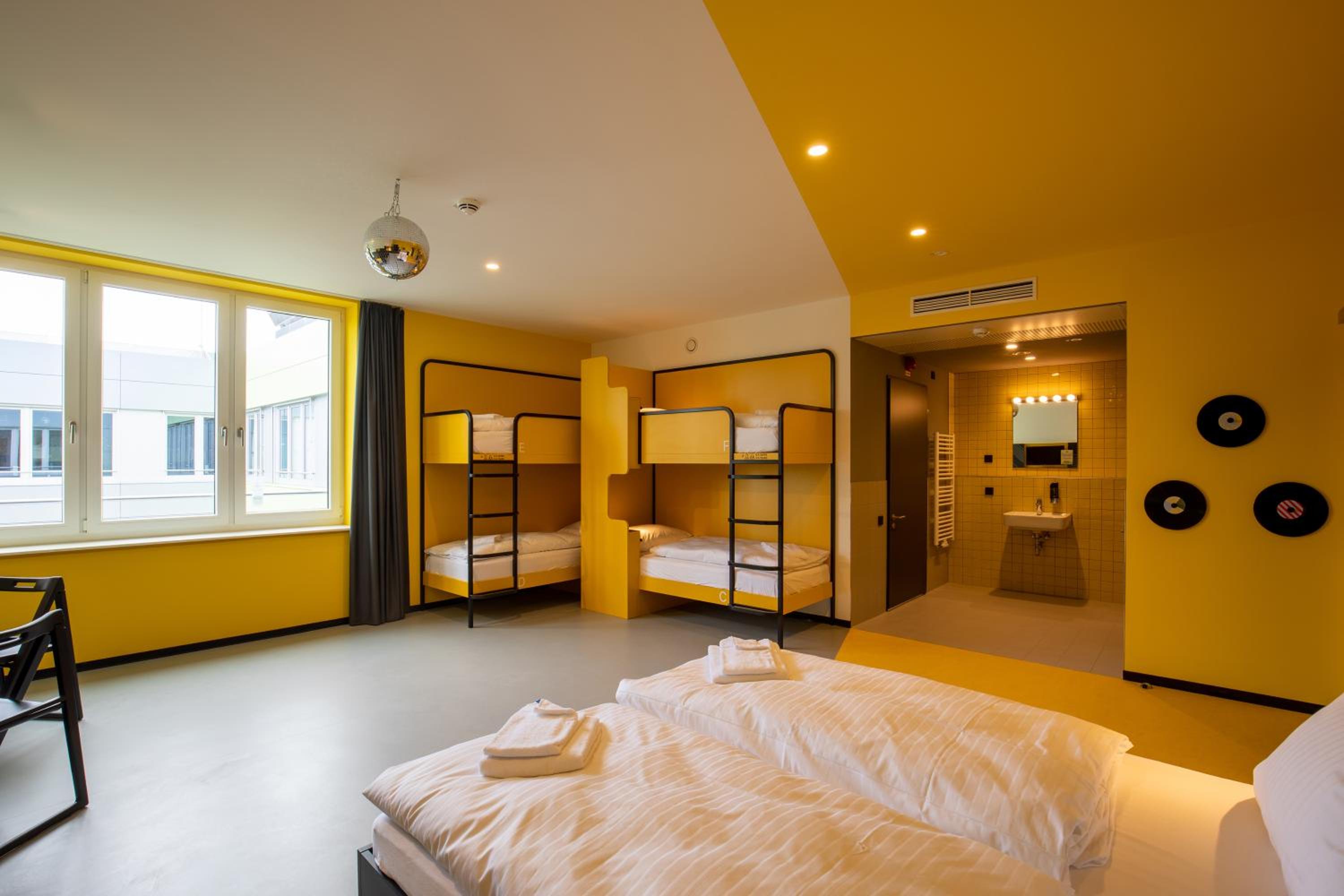 Bed in 6-Bed Mixed Dormitory Room photo 1