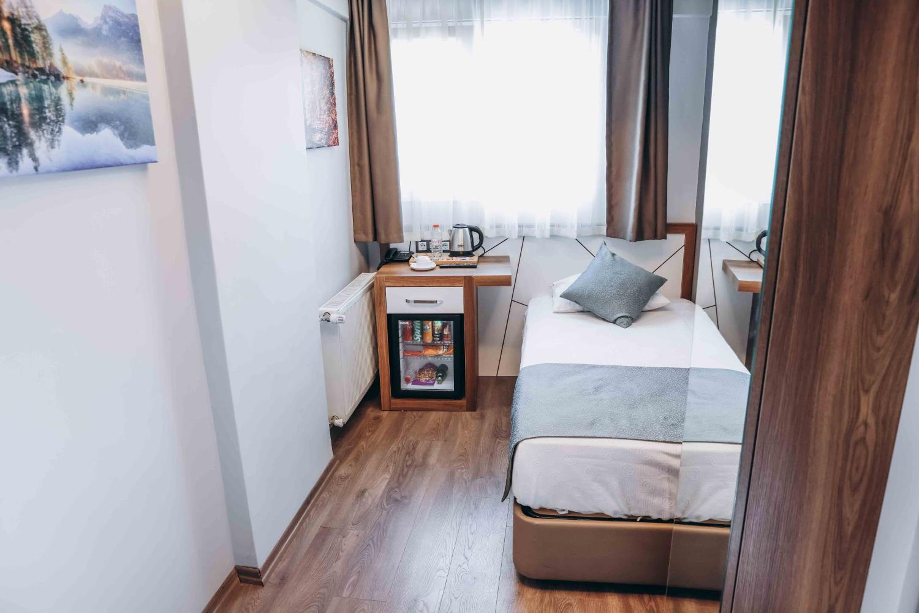 Large Single Room thumbnail 6