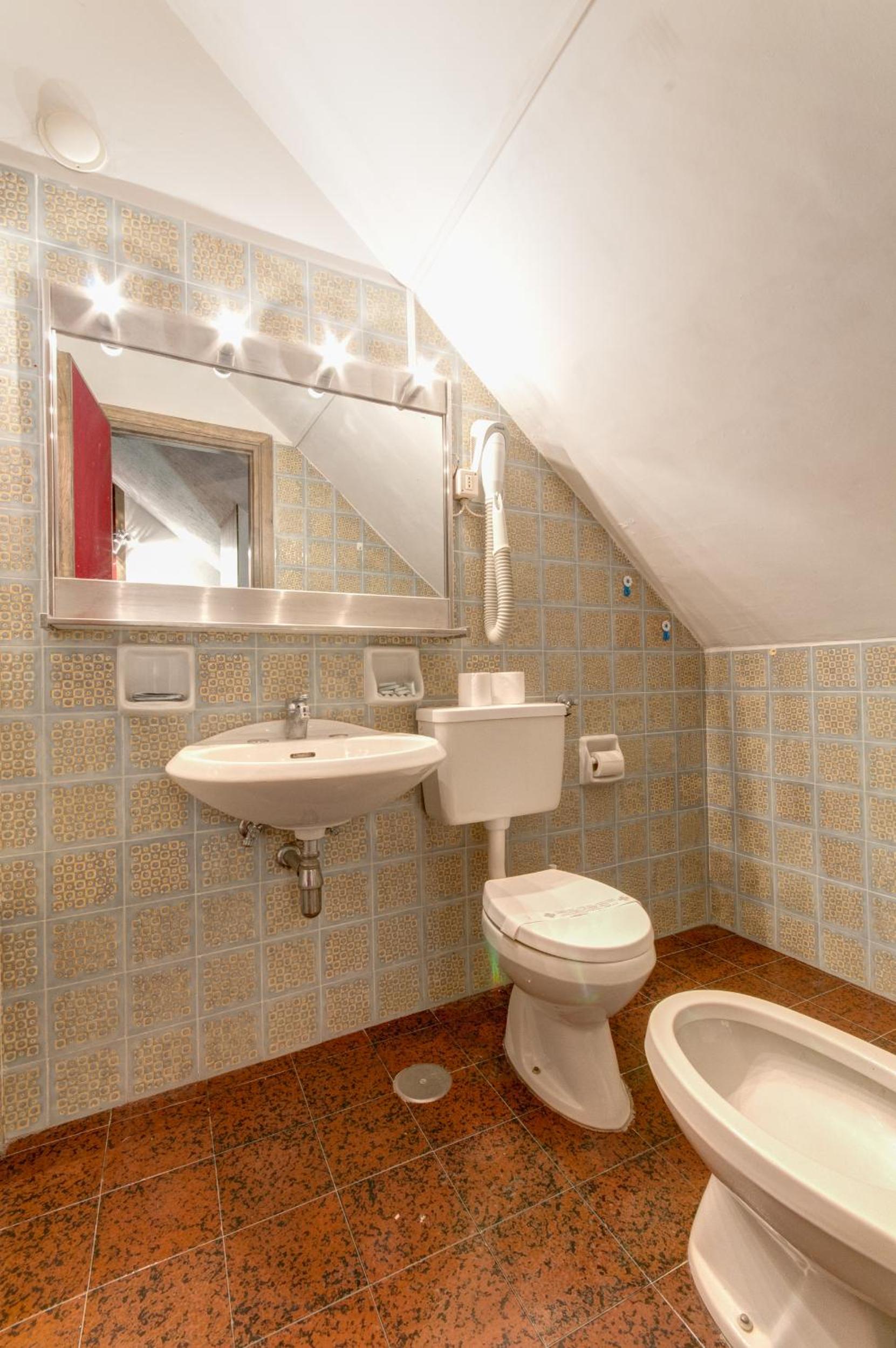 One-Bedroom Apartment - Split Level photo 3