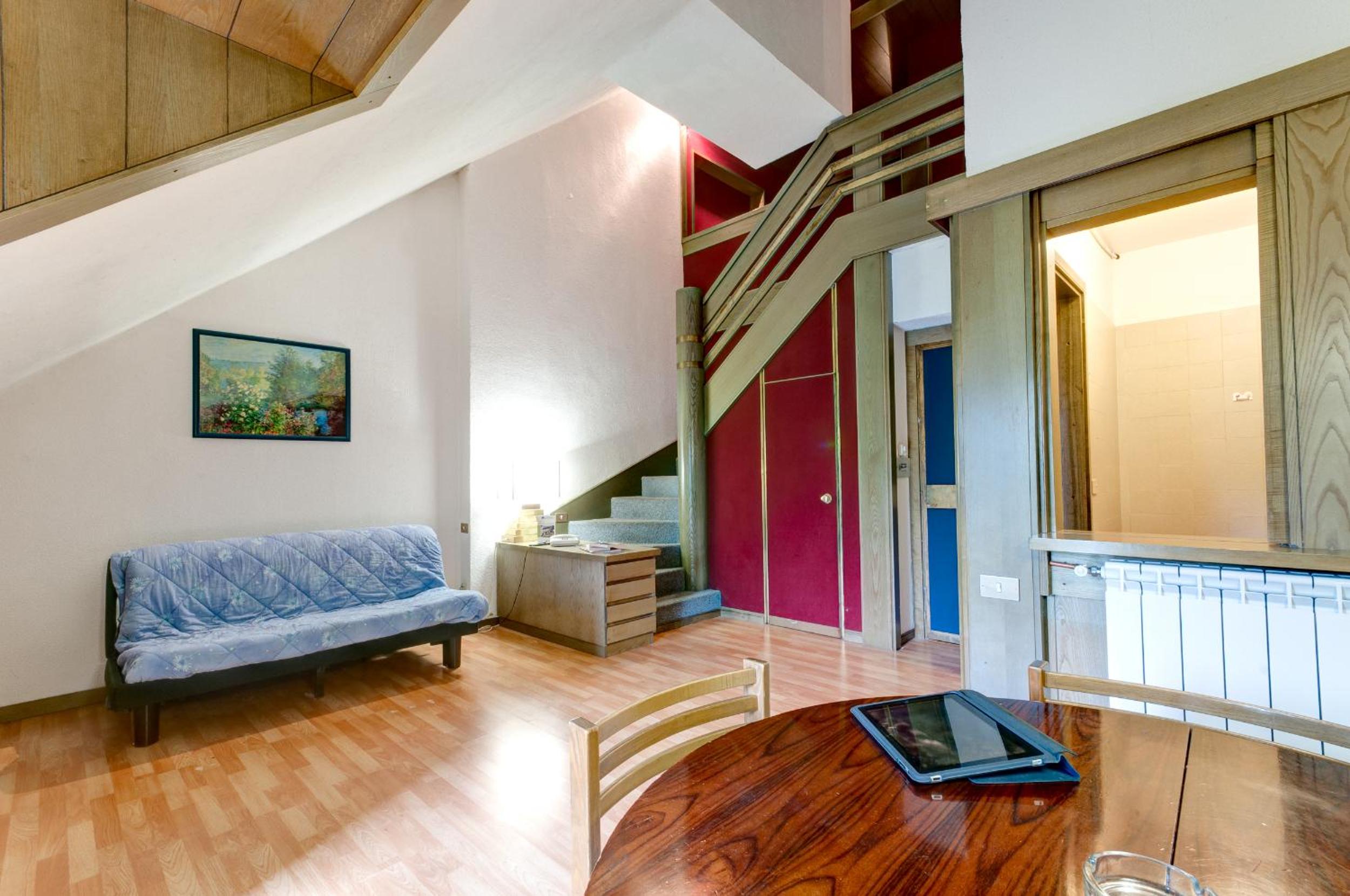One-Bedroom Apartment - Split Level photo 2