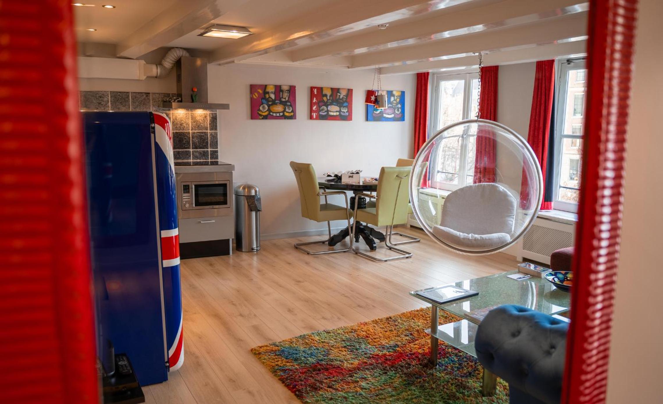 Apartment with Canal view - Herman Brood