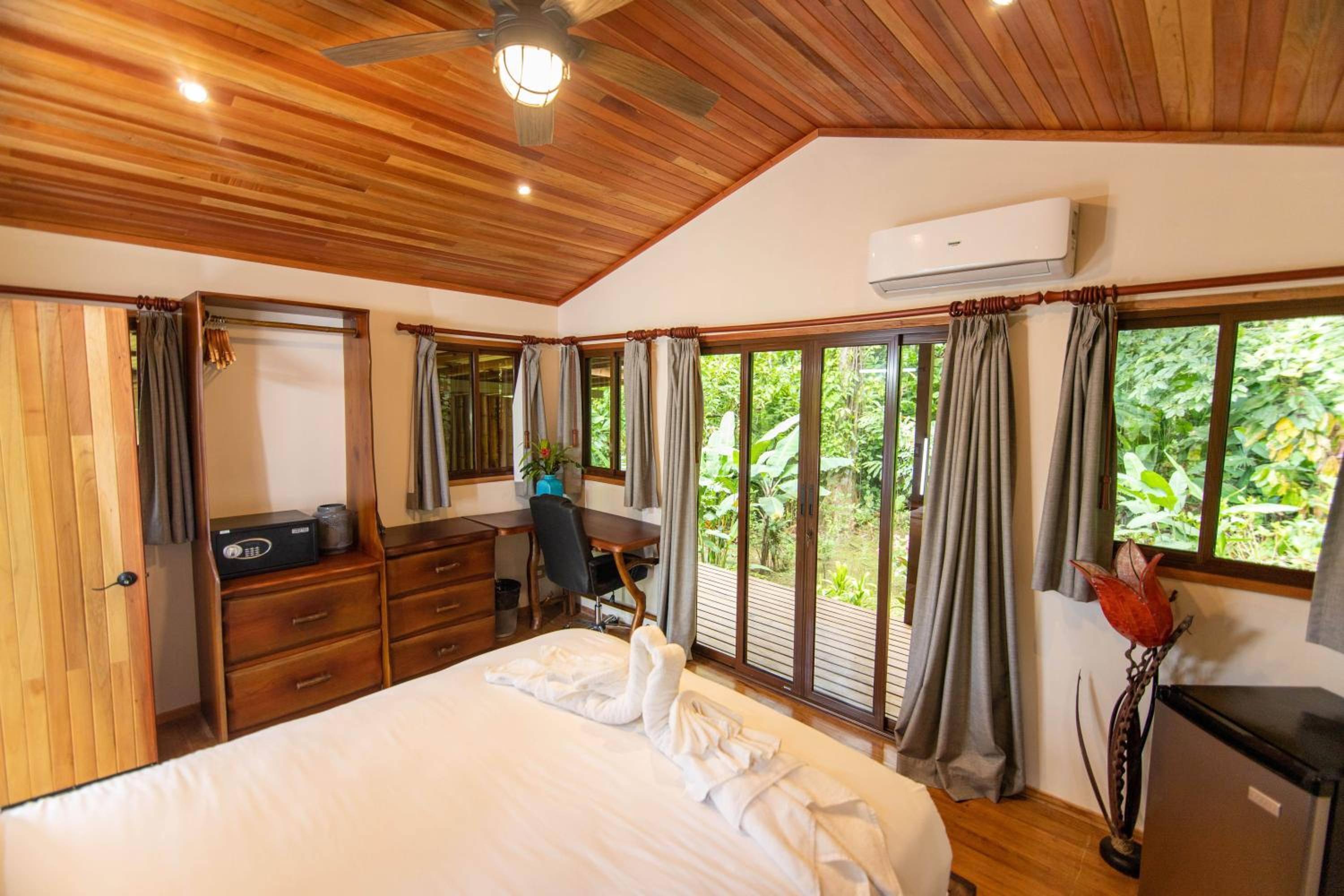 Bungalow with Garden View - Photo 3