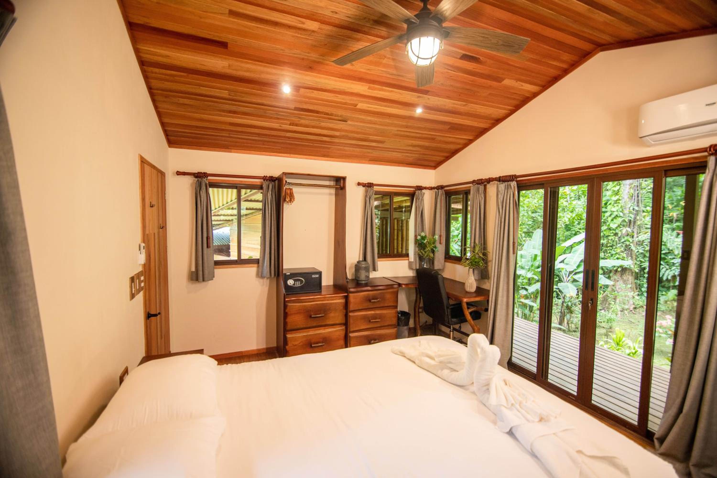 Bungalow with Garden View - Photo 2