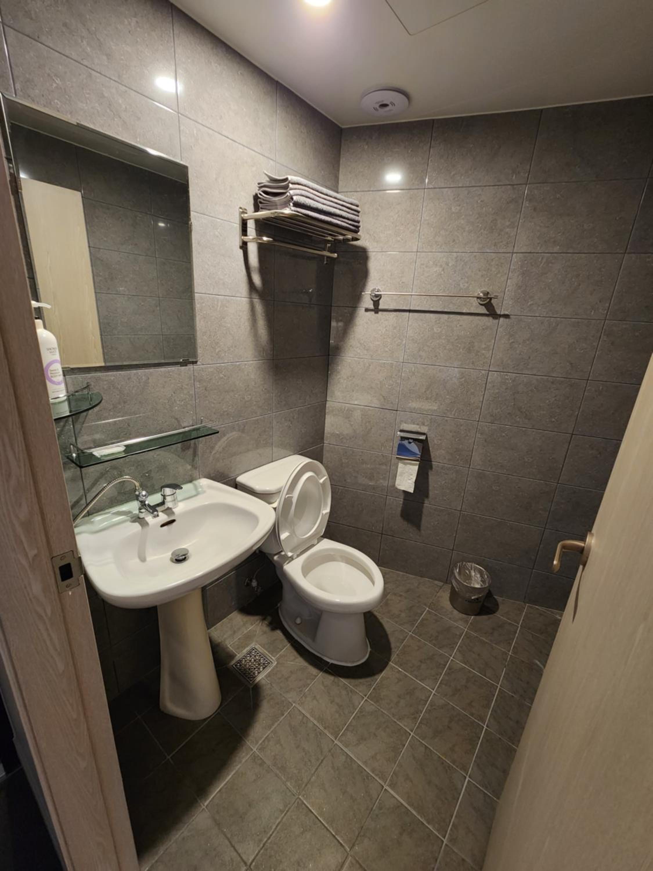 Economy Triple Room with Private Bathroom photo 2