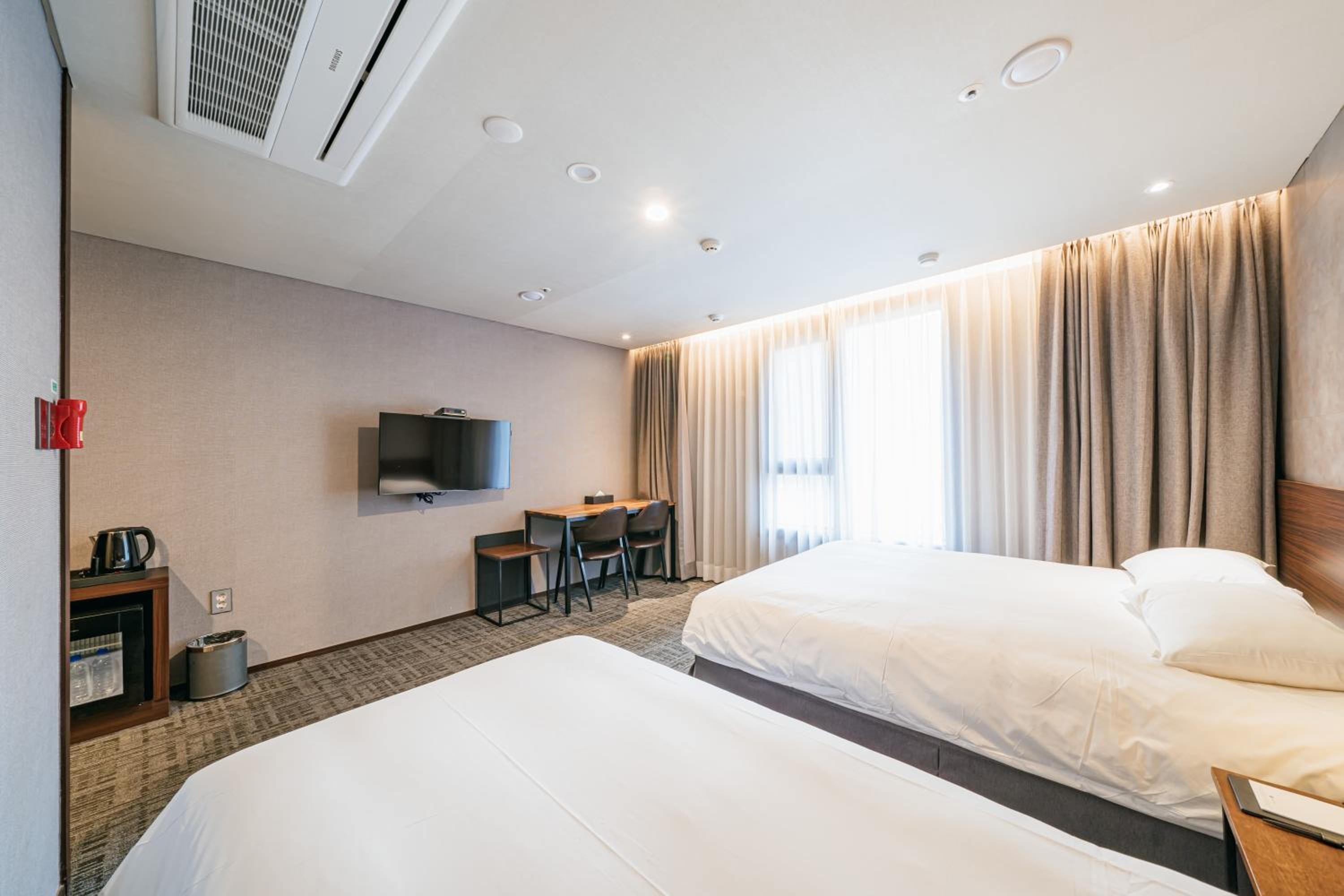 City Twin Room - Photo 5