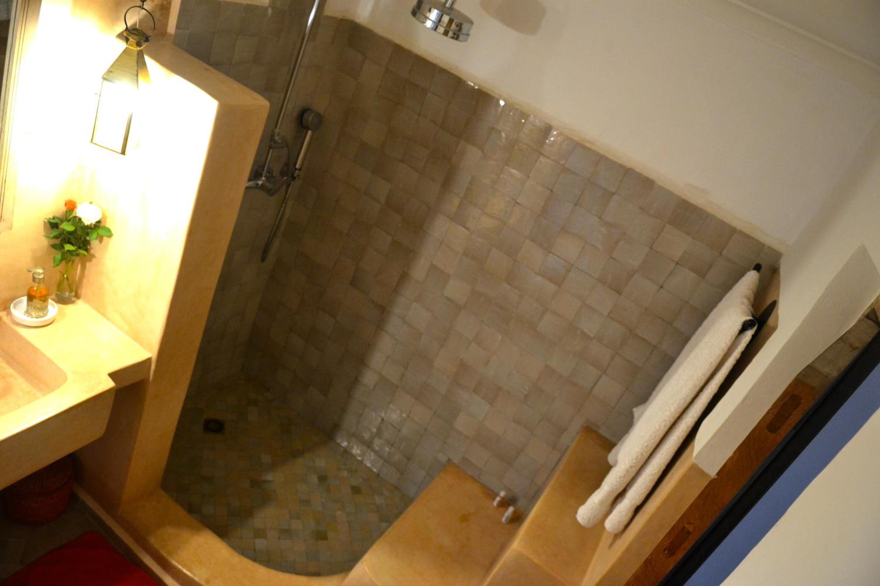 Double Room with Private Bathroom - Photo 10