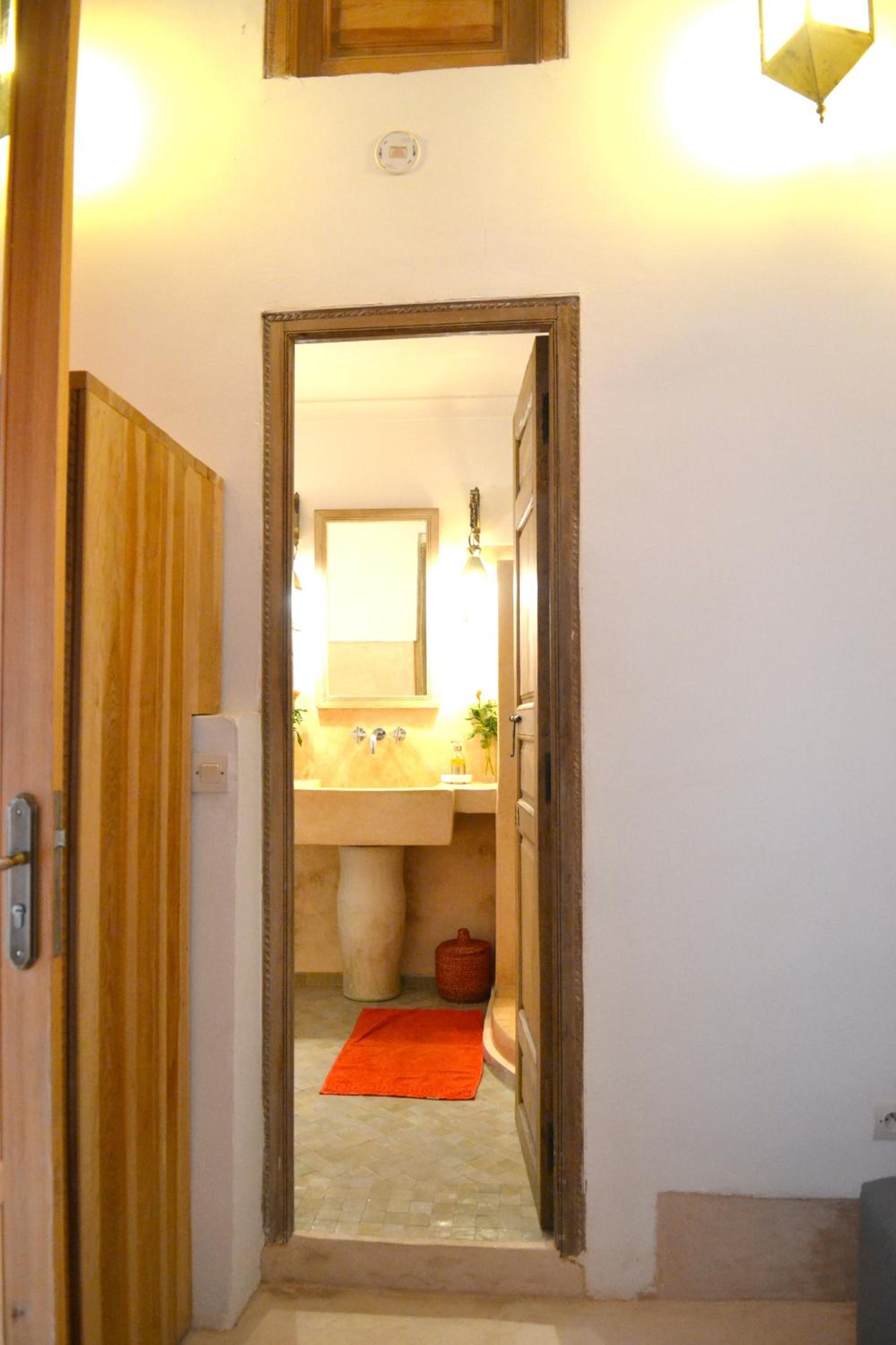 Double Room with Private Bathroom - Photo 9