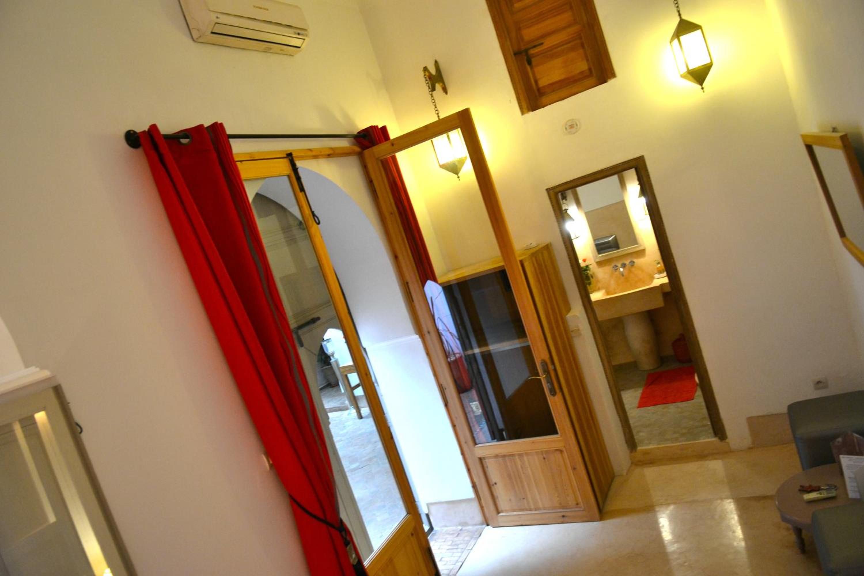 Double Room with Private Bathroom - Photo 4