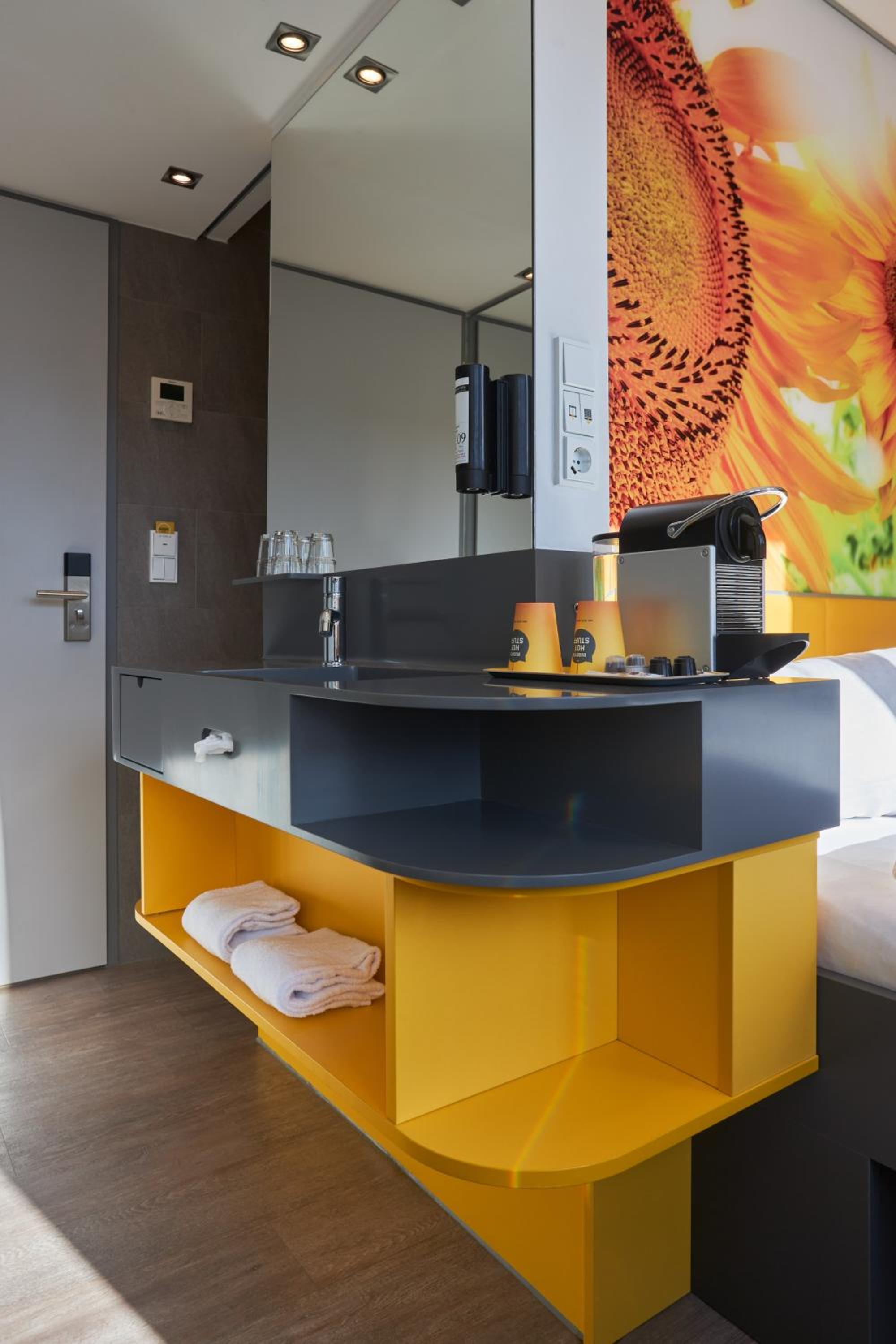 Standard Double Room (33 ft²) - Photo 6