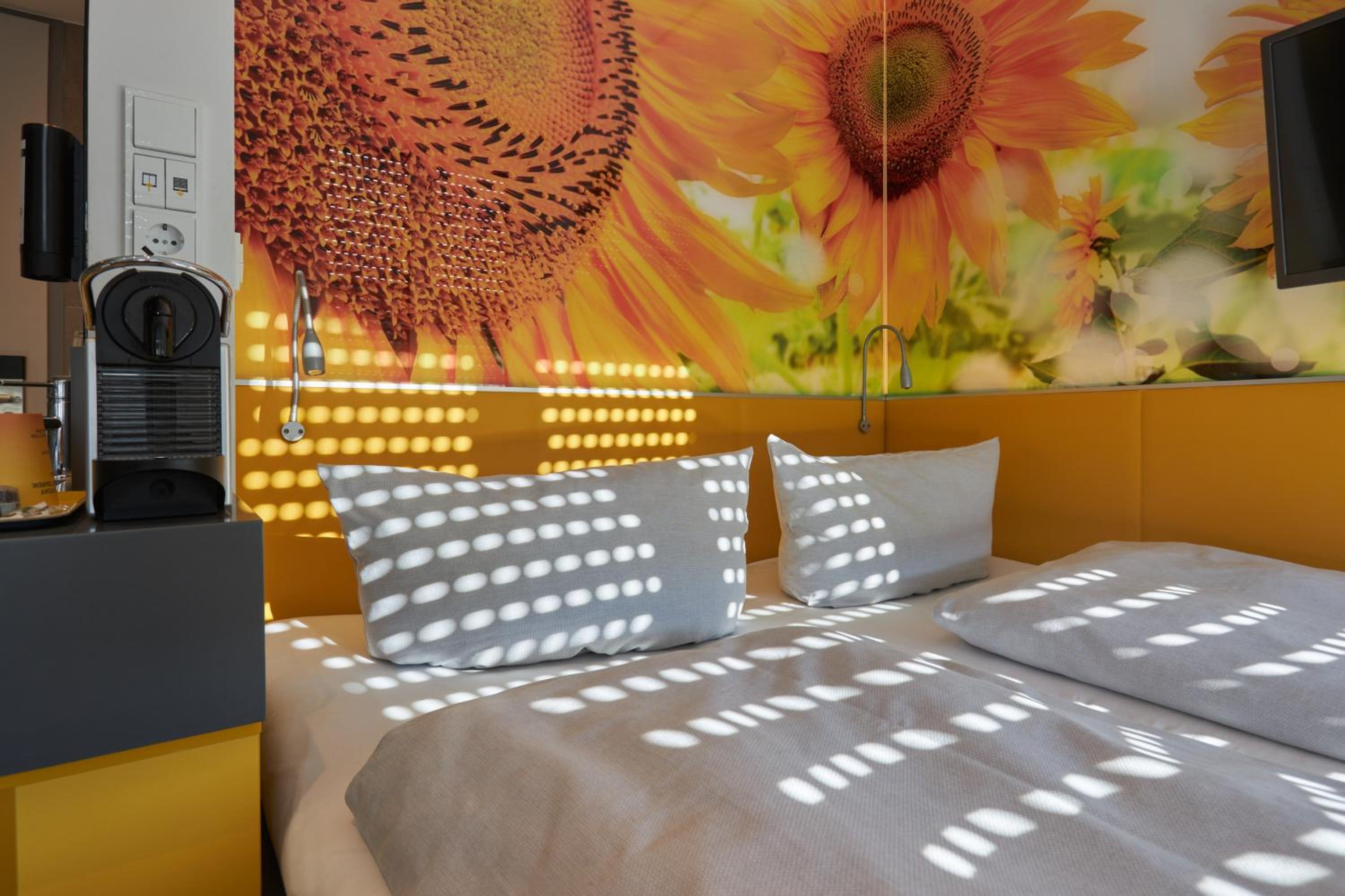 Standard Double Room (33 ft²) - Photo 2