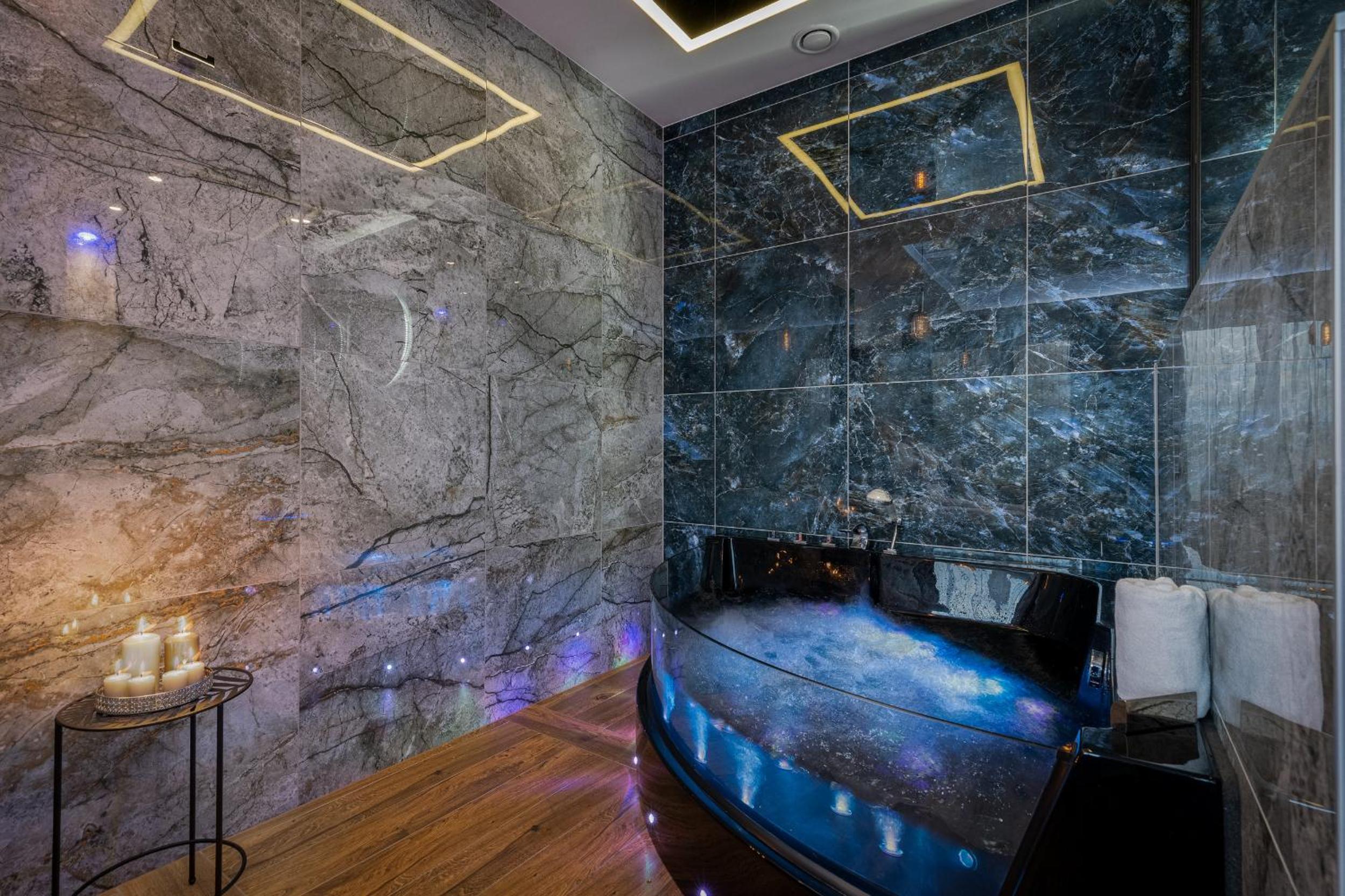 Studio with Spa Bath - Photo 8