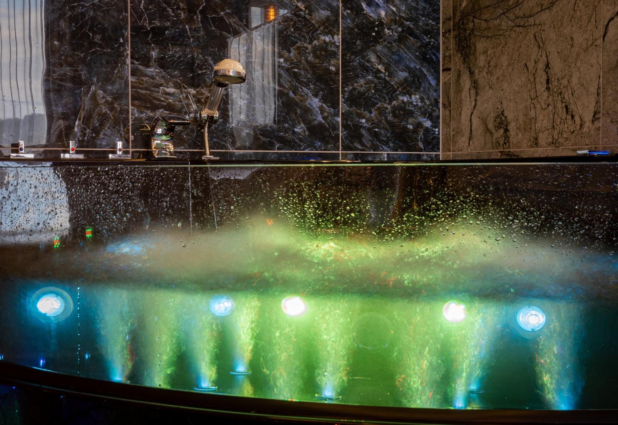 Studio with Spa Bath - Photo 9