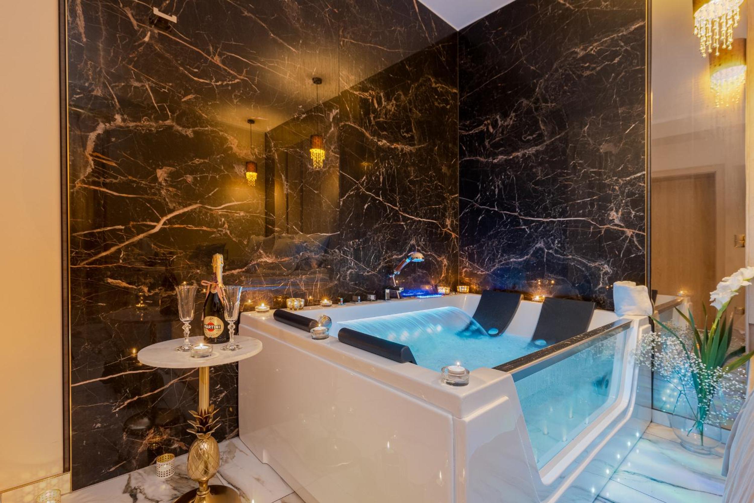 Deluxe Suite with Spa Bath - Photo 6