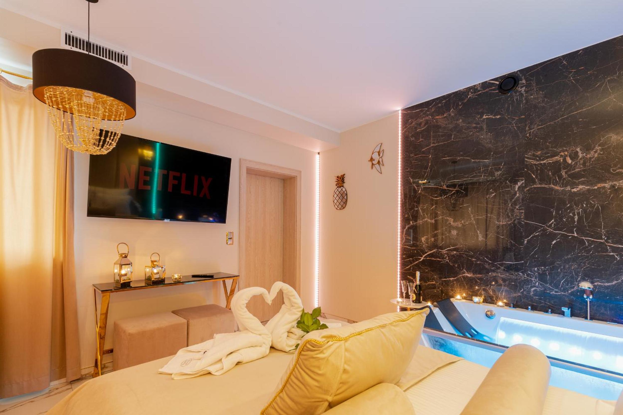 Deluxe Suite with Spa Bath - Photo 10