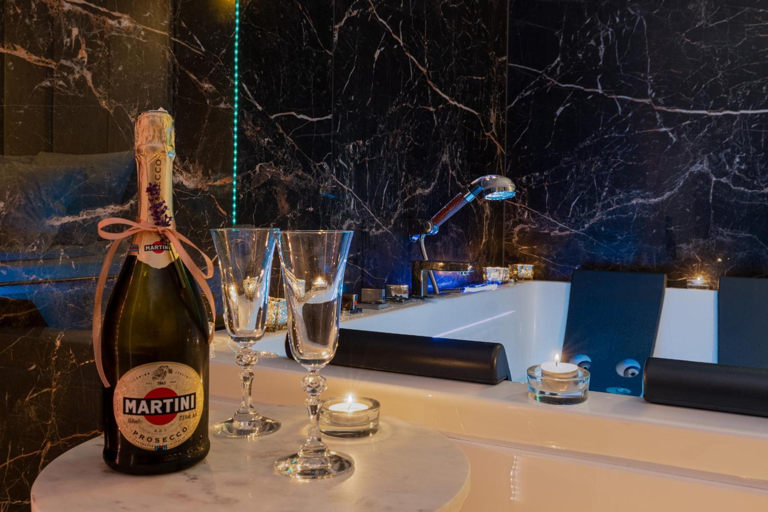 Deluxe Suite with Spa Bath - Photo 7