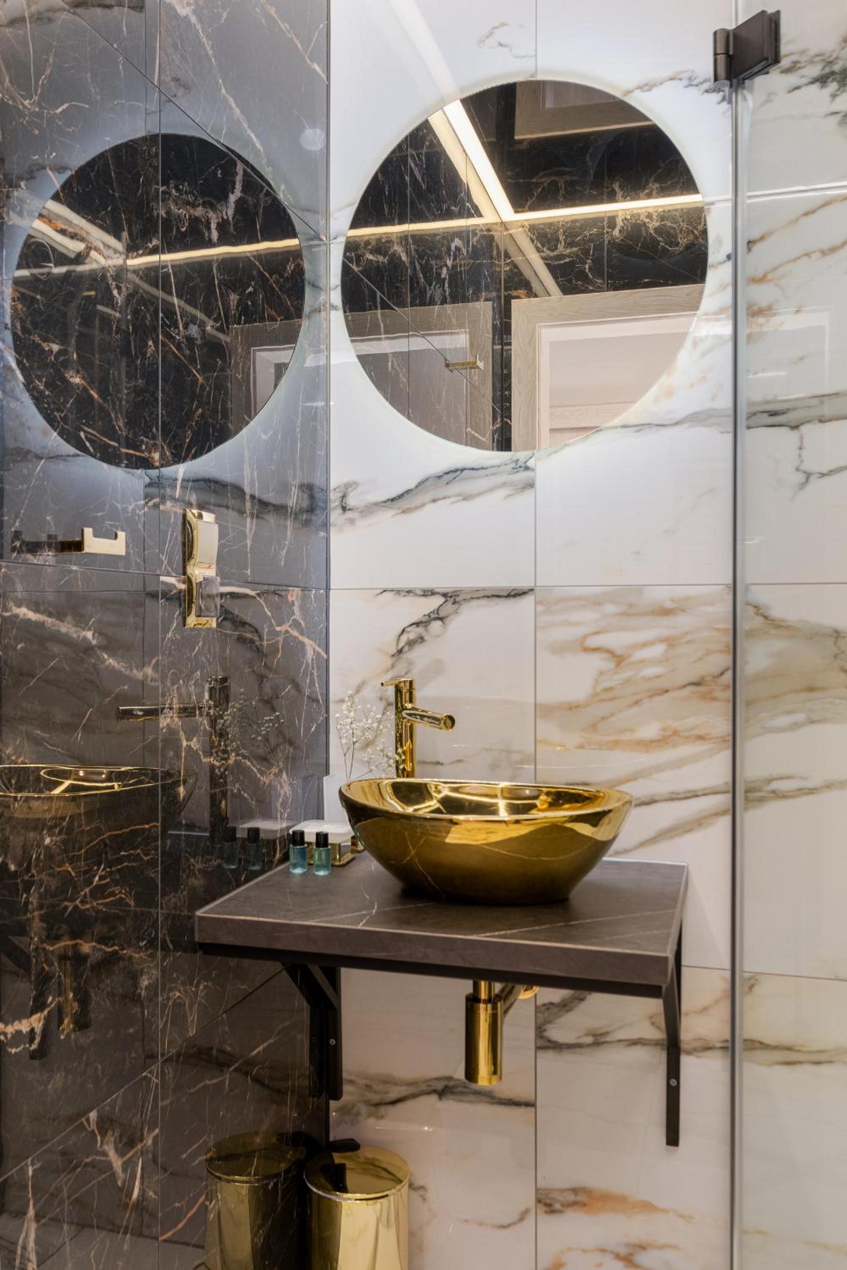Deluxe Suite with Spa Bath - Photo 11