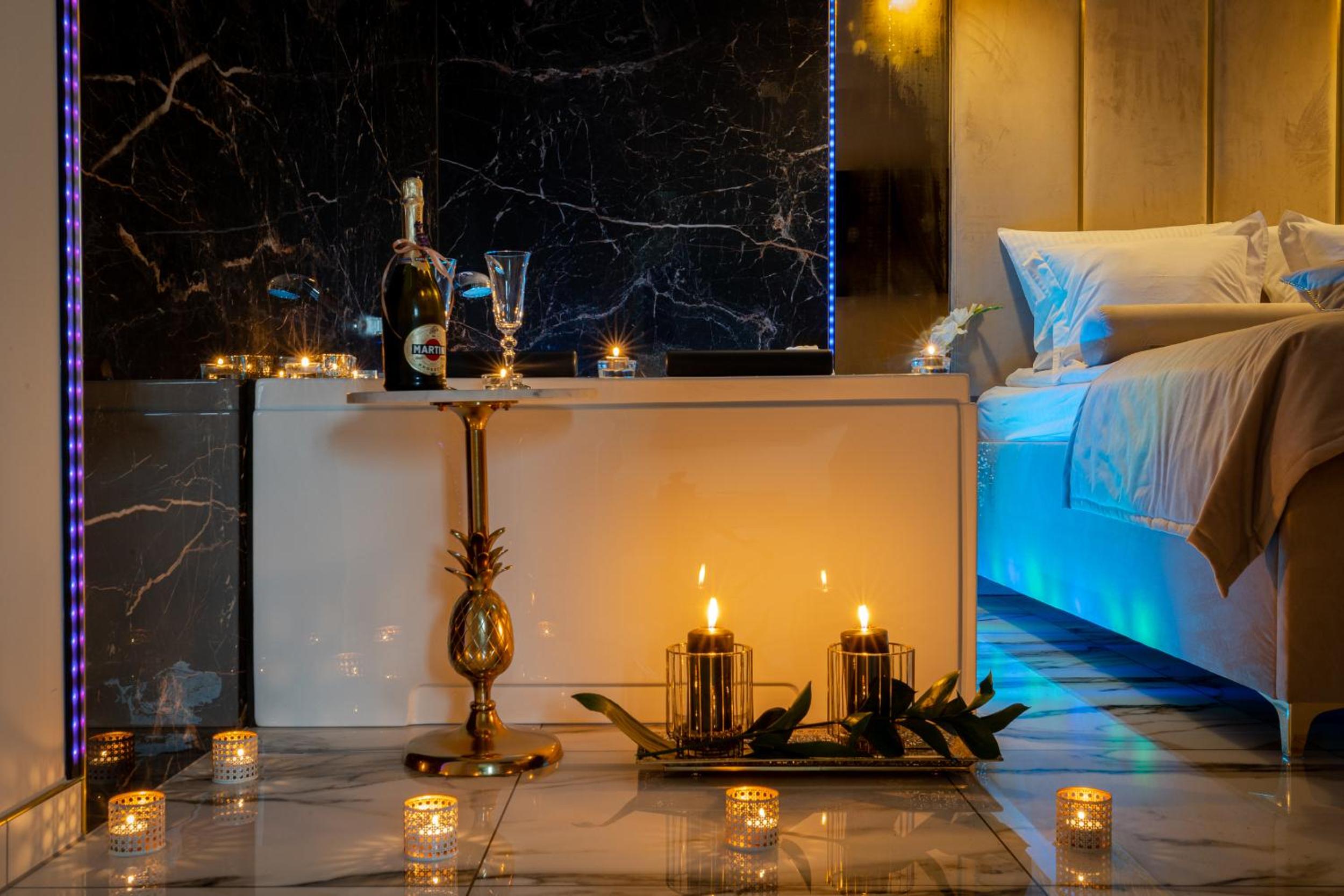 Deluxe Suite with Spa Bath - Photo 2